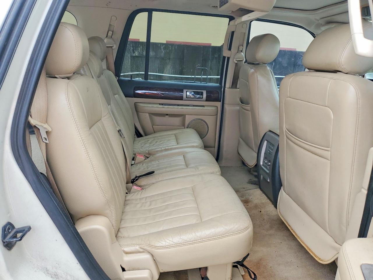 2005 Lincoln Navigator White vin: 5LMFU27565LJ21142