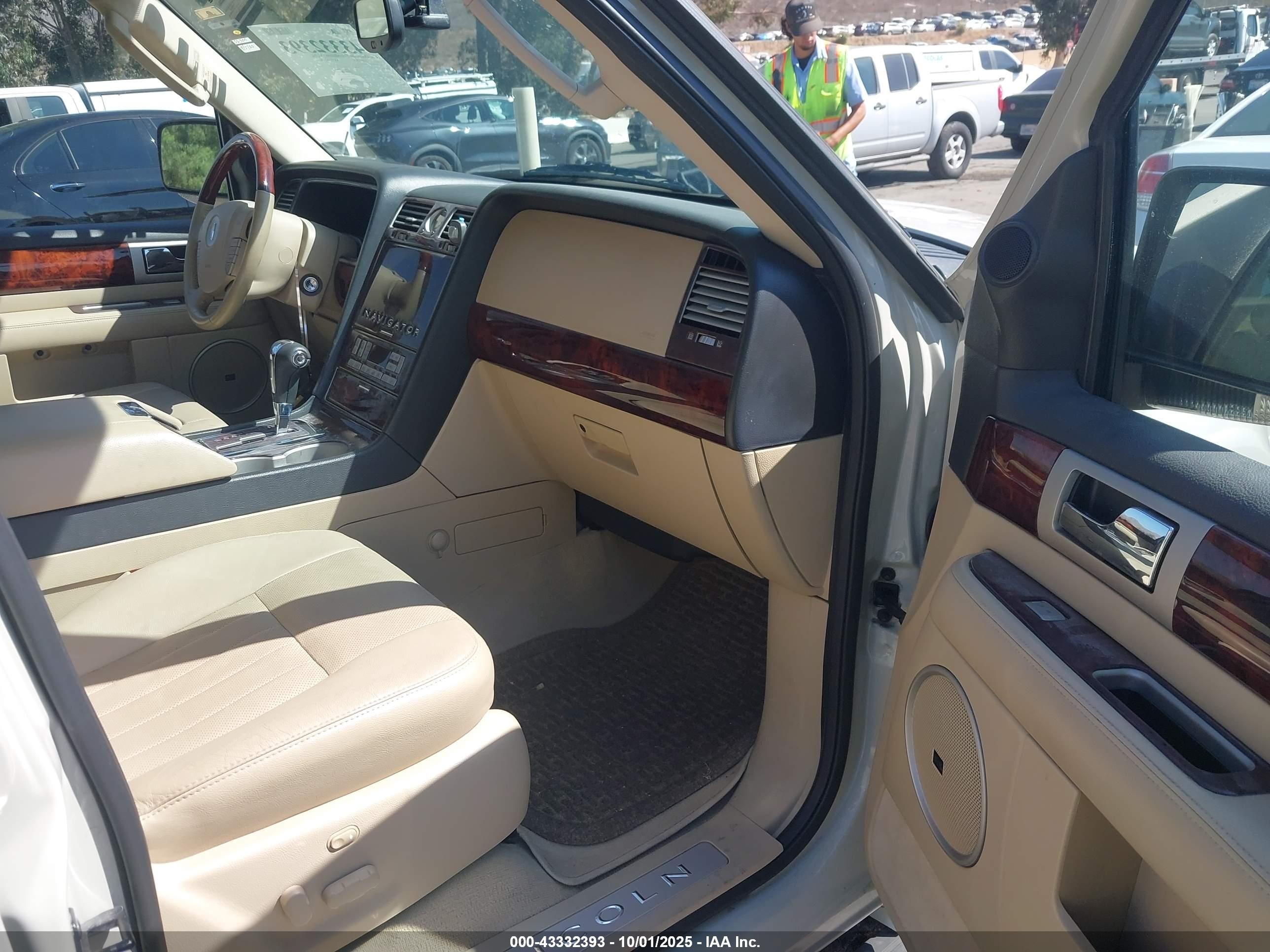 2005 Lincoln Navigator   White vin: 5LMFU27575LJ13213