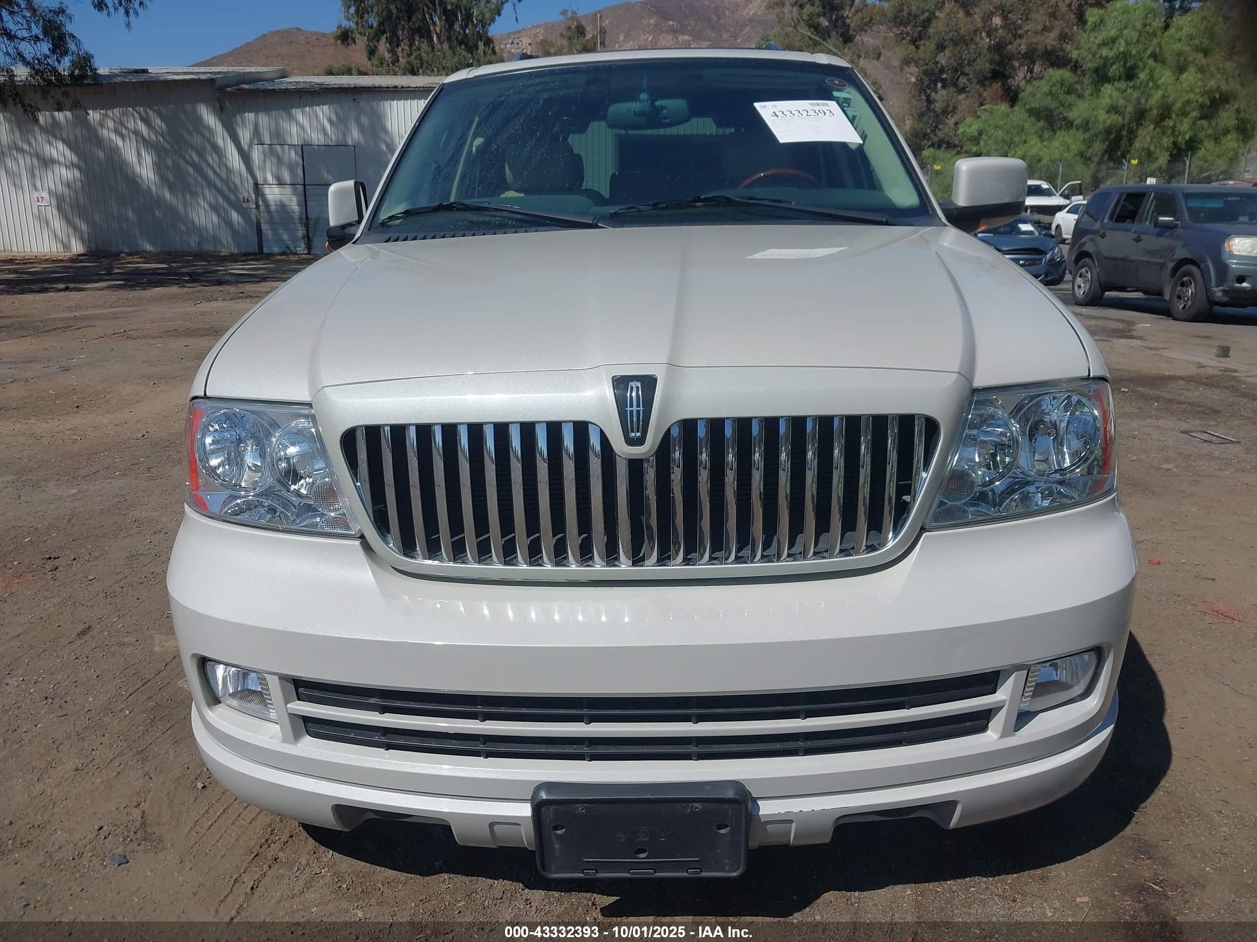2005 Lincoln Navigator   White vin: 5LMFU27575LJ13213