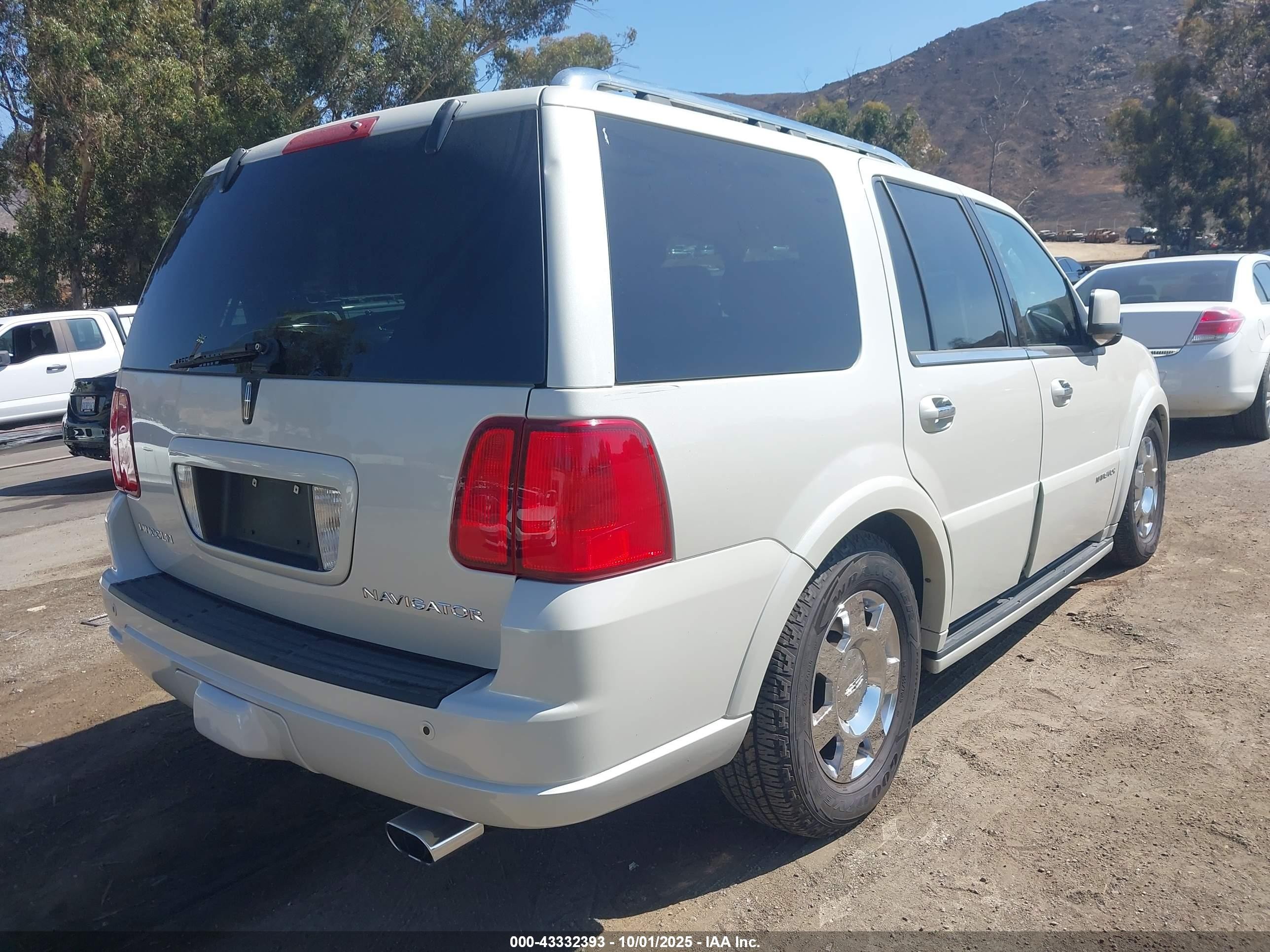 2005 Lincoln Navigator   White vin: 5LMFU27575LJ13213