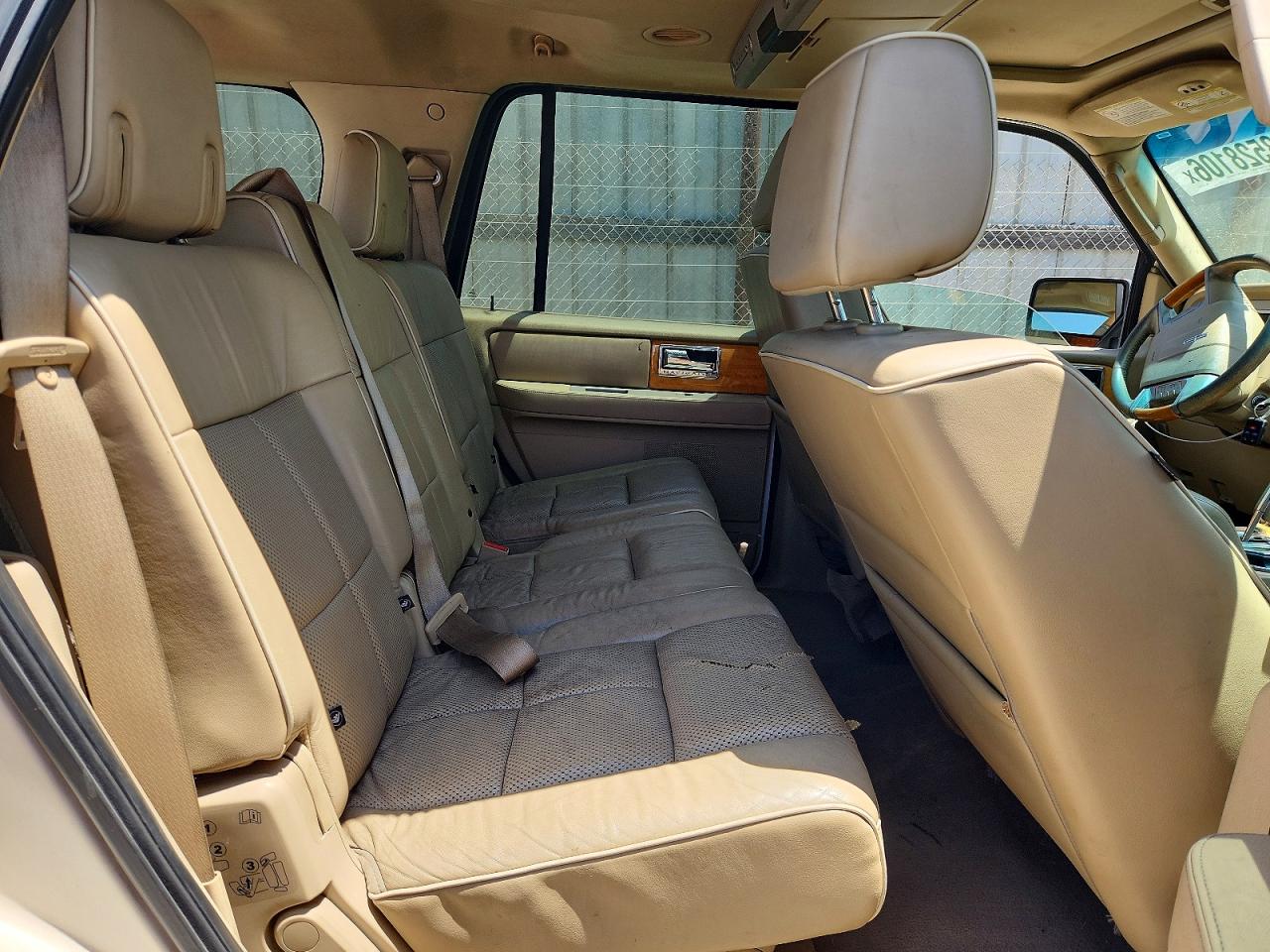 2007 Lincoln Navigator Beige vin: 5LMFU27577LJ07768