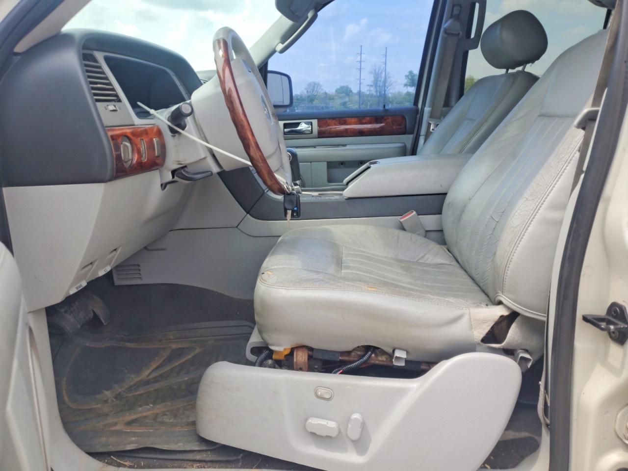 2005 Lincoln Navigator White vin: 5LMFU27585LJ18792