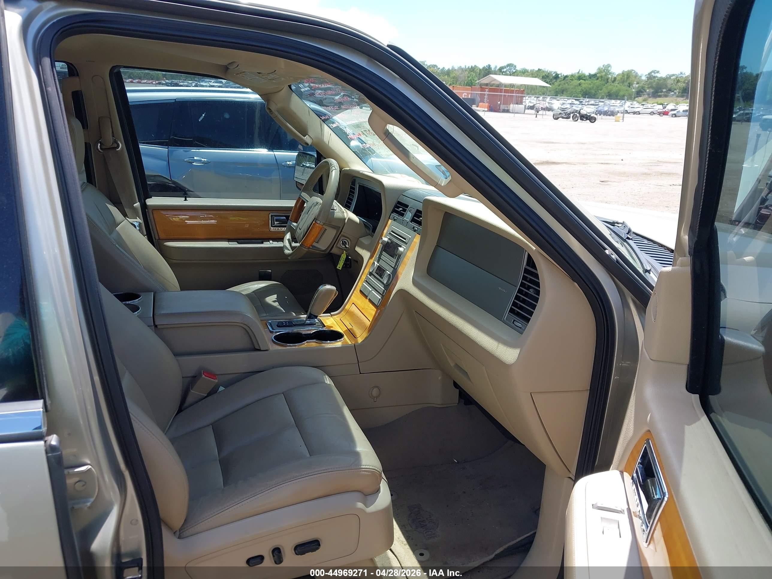 2007 Lincoln Navigator Ultimate Beige vin: 5LMFU27597LJ06945