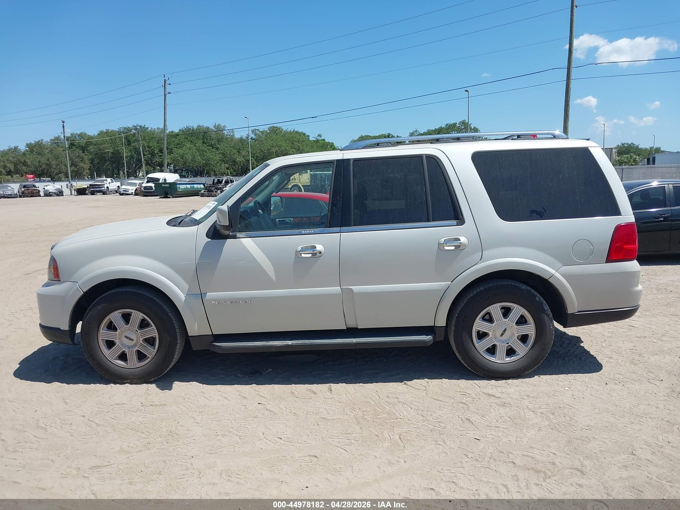 2005 Lincoln Navigator   Cream vin: 5LMFU275X5LJ12783