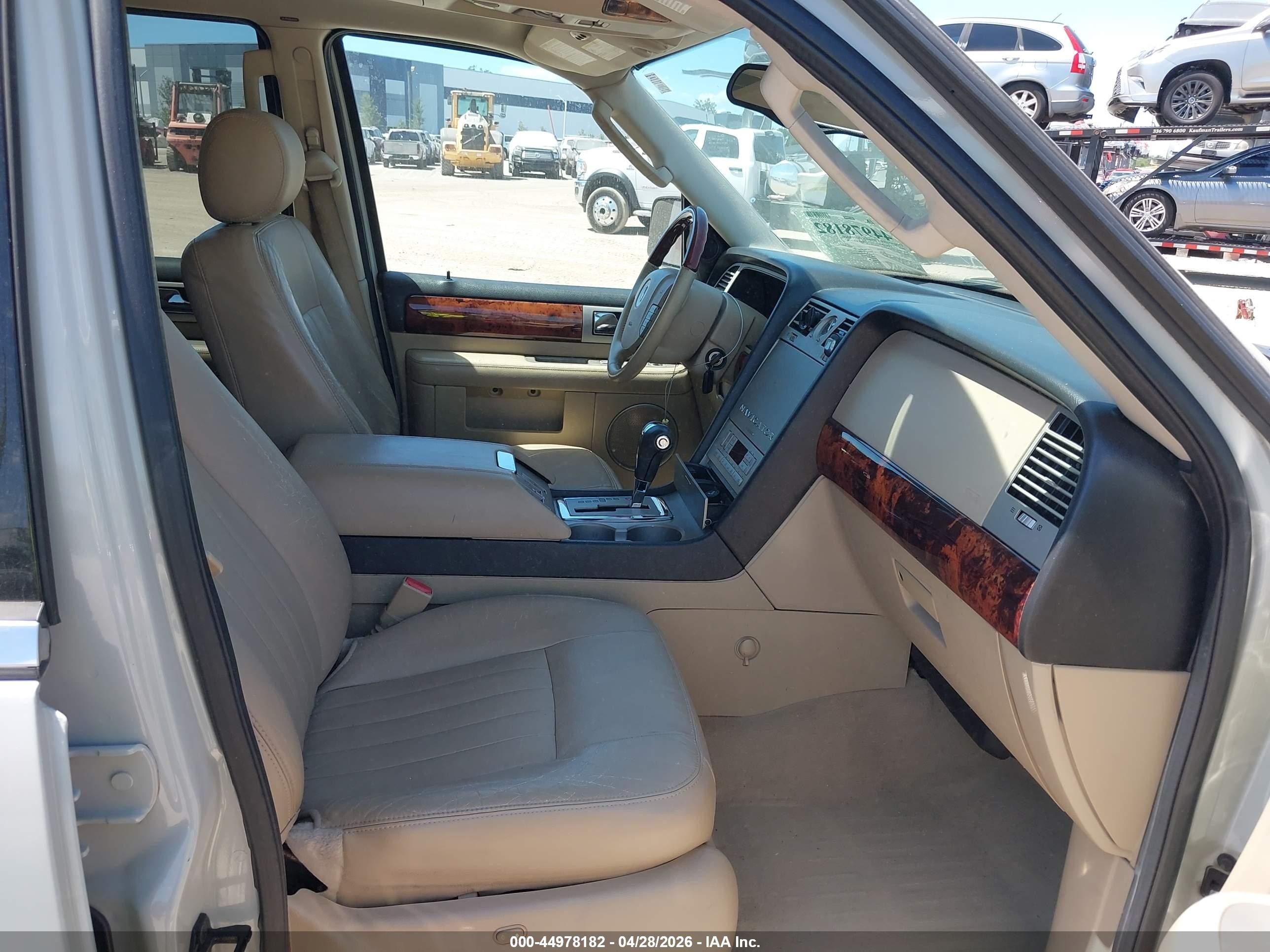 2005 Lincoln Navigator   Cream vin: 5LMFU275X5LJ12783