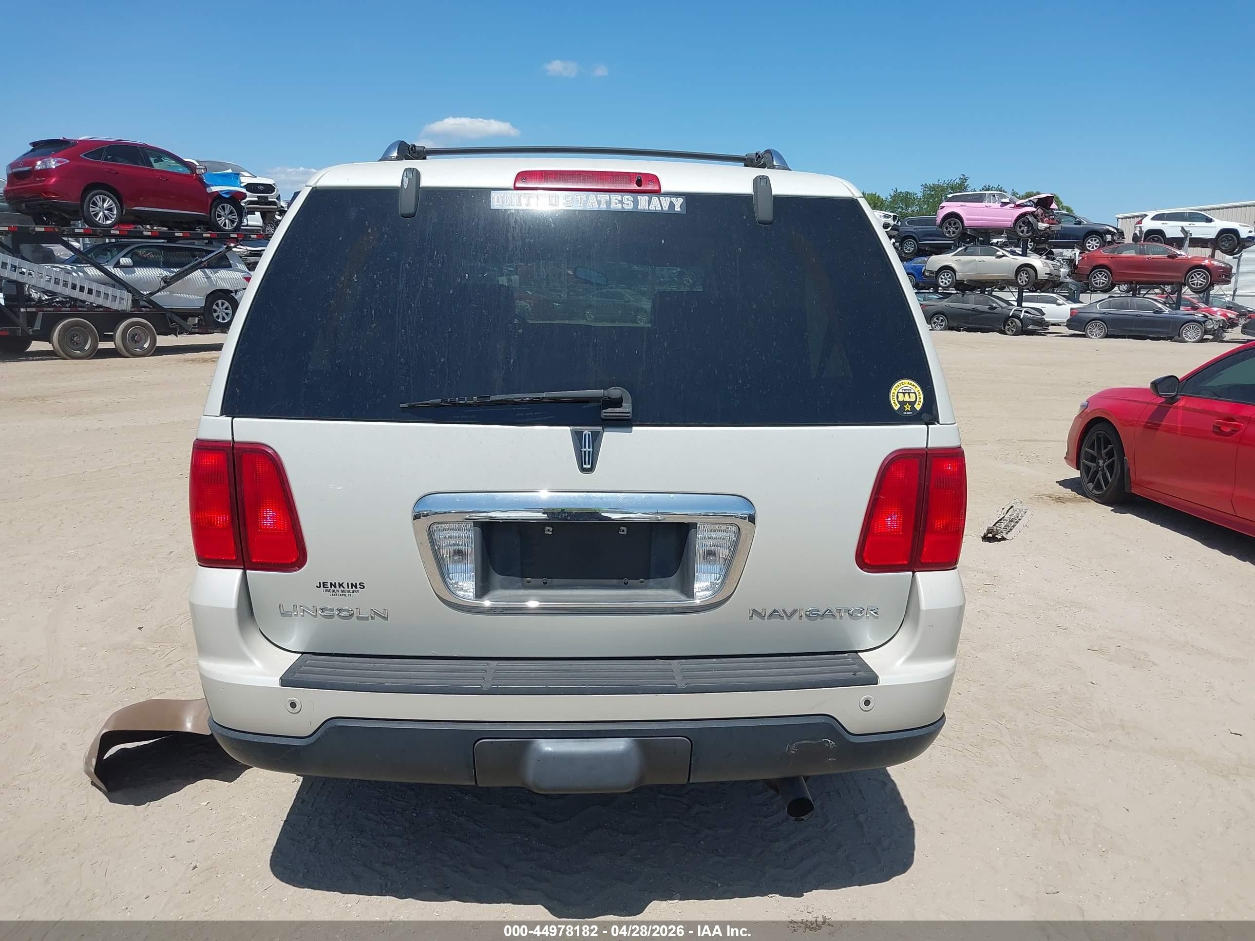 2005 Lincoln Navigator   Cream vin: 5LMFU275X5LJ12783