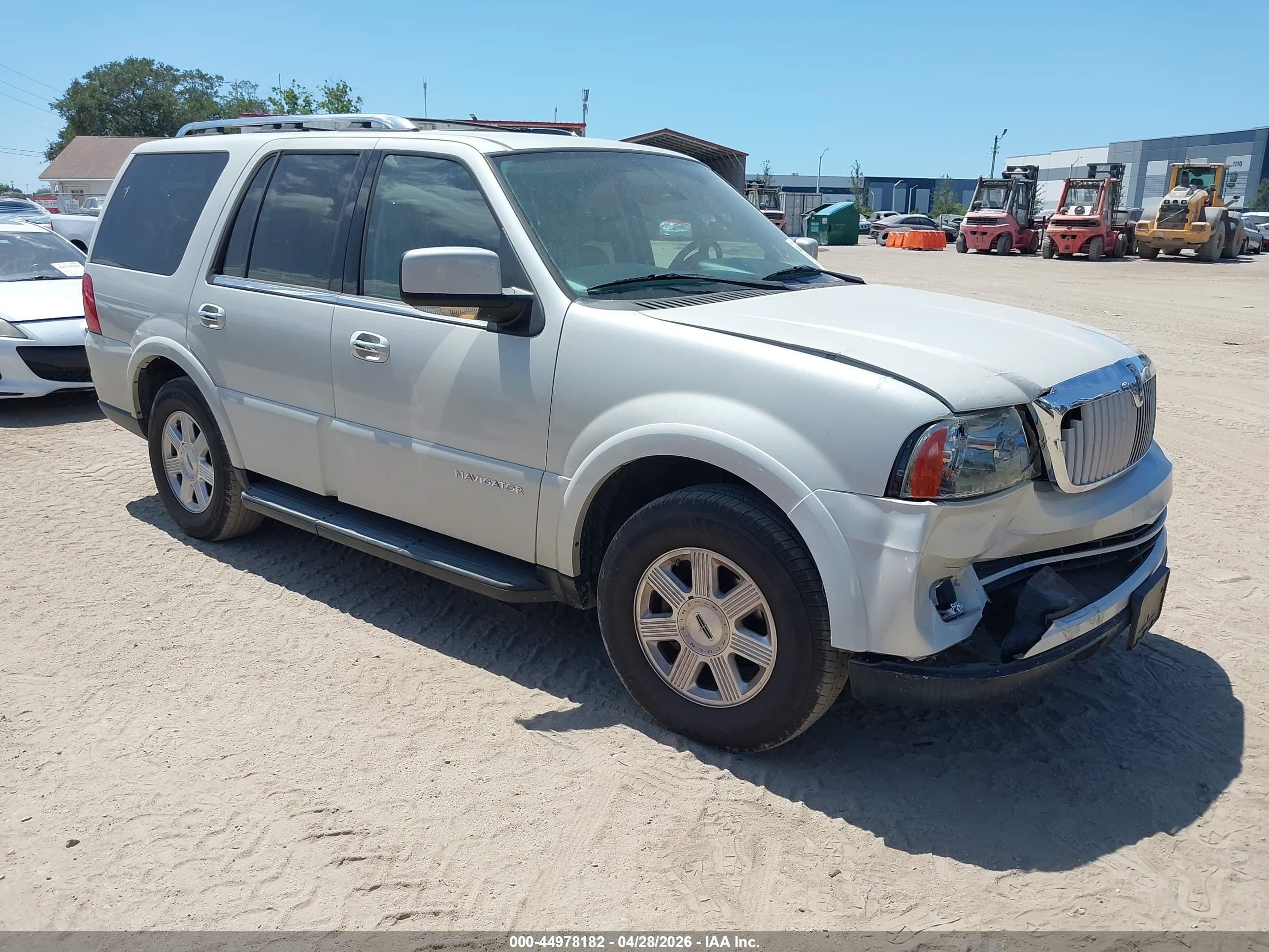 2005 Lincoln Navigator   Cream vin: 5LMFU275X5LJ12783
