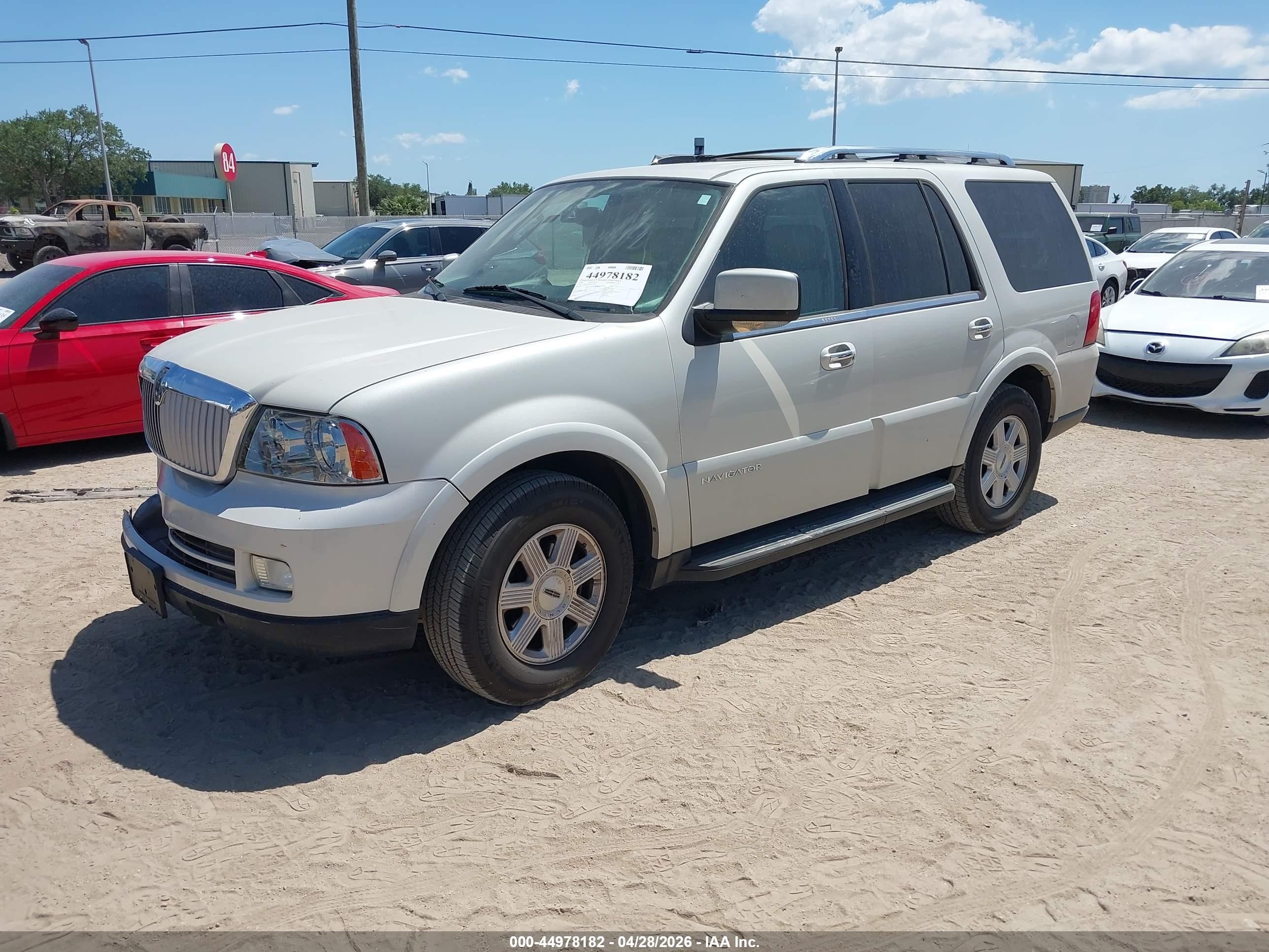 2005 Lincoln Navigator   Cream vin: 5LMFU275X5LJ12783