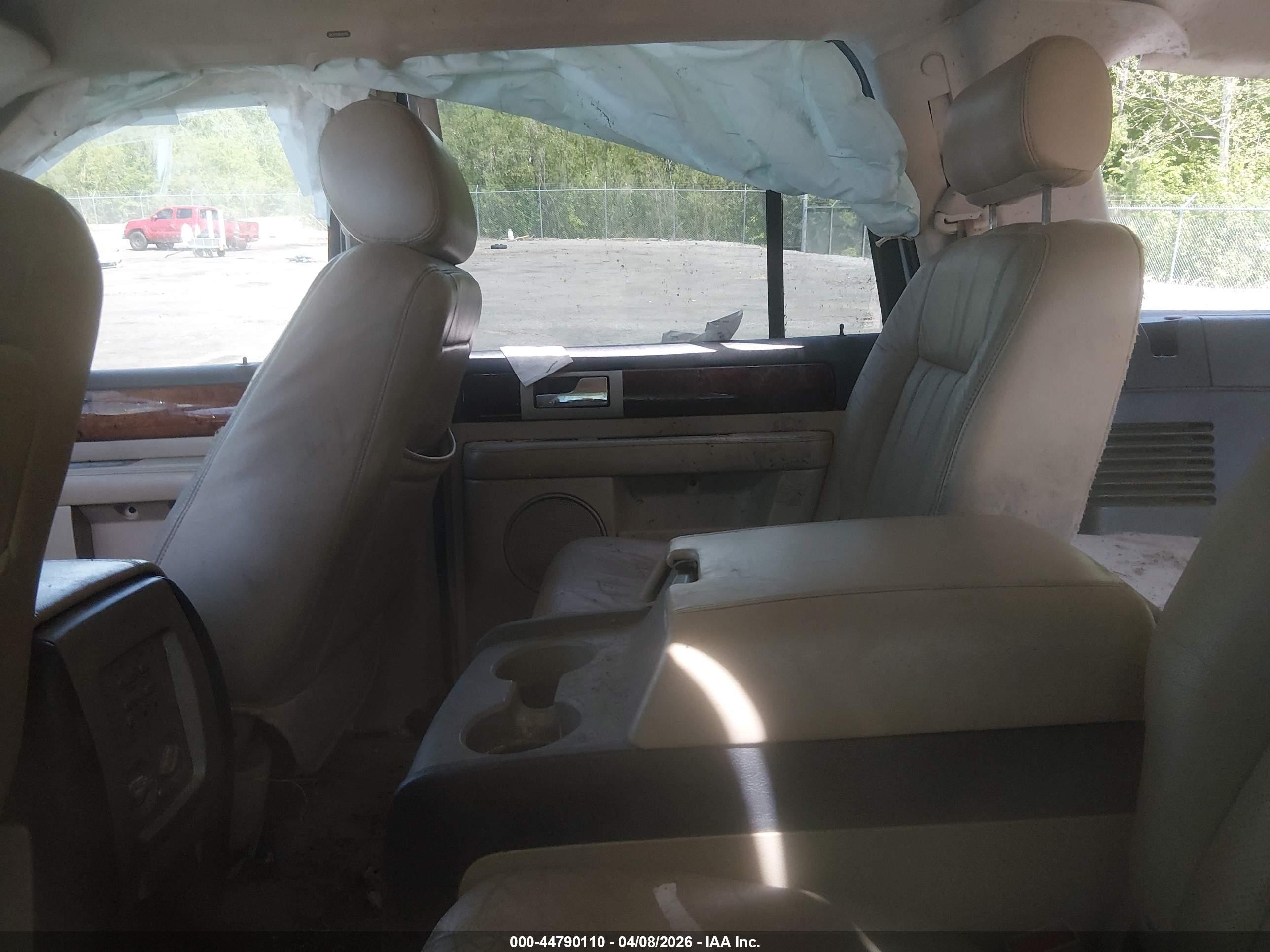 2005 Lincoln Navigator   Cream vin: 5LMFU275X5LJ24254