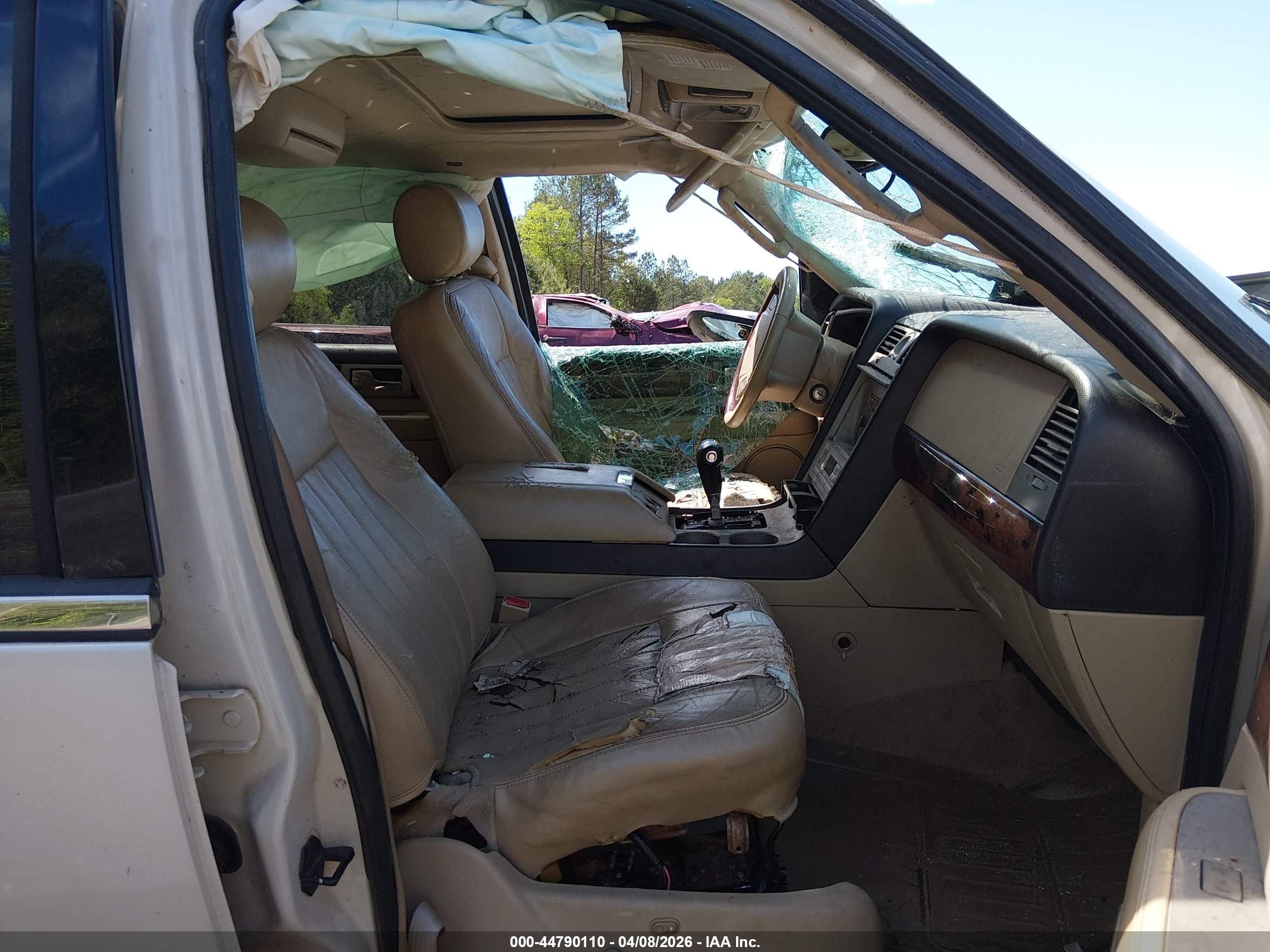 2005 Lincoln Navigator   Cream vin: 5LMFU275X5LJ24254