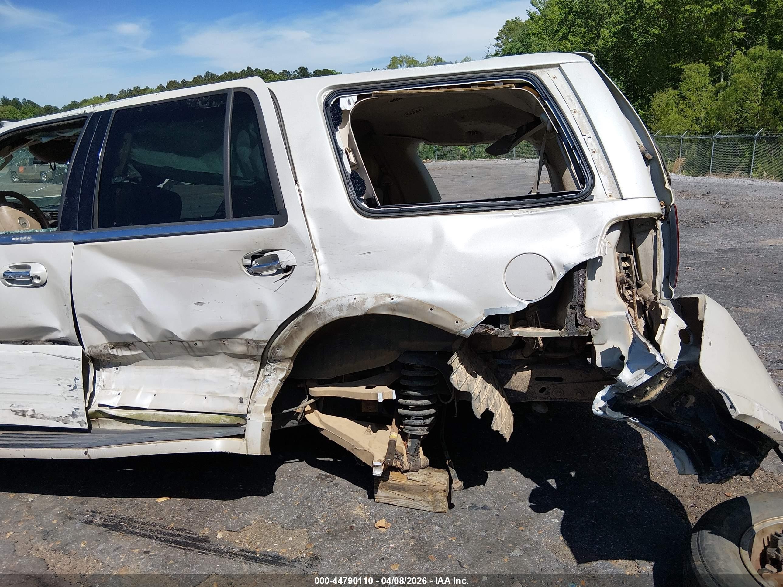 2005 Lincoln Navigator   Cream vin: 5LMFU275X5LJ24254