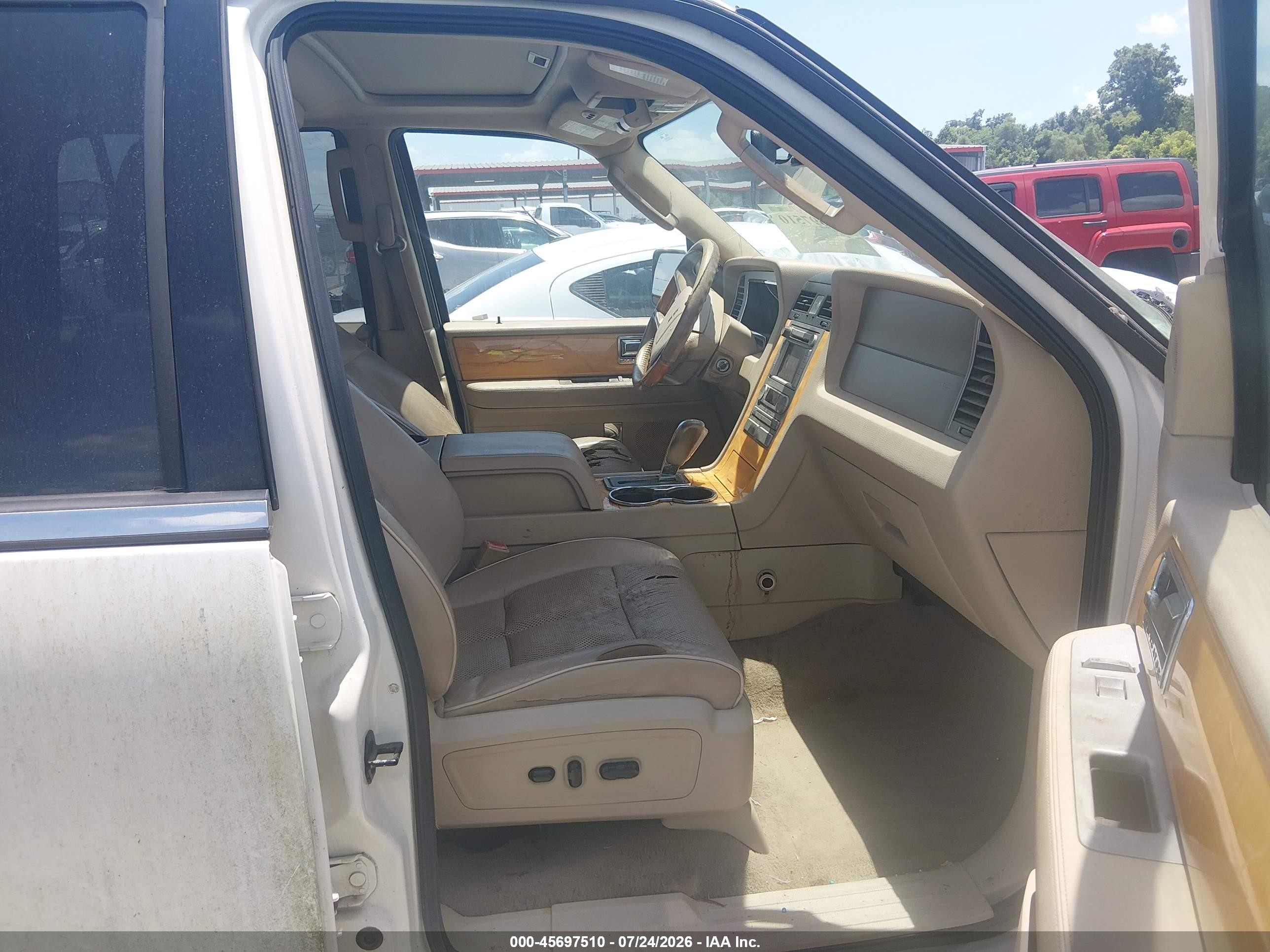 2007 Lincoln Navigator Ultimate Cream vin: 5LMFU275X7LJ20482