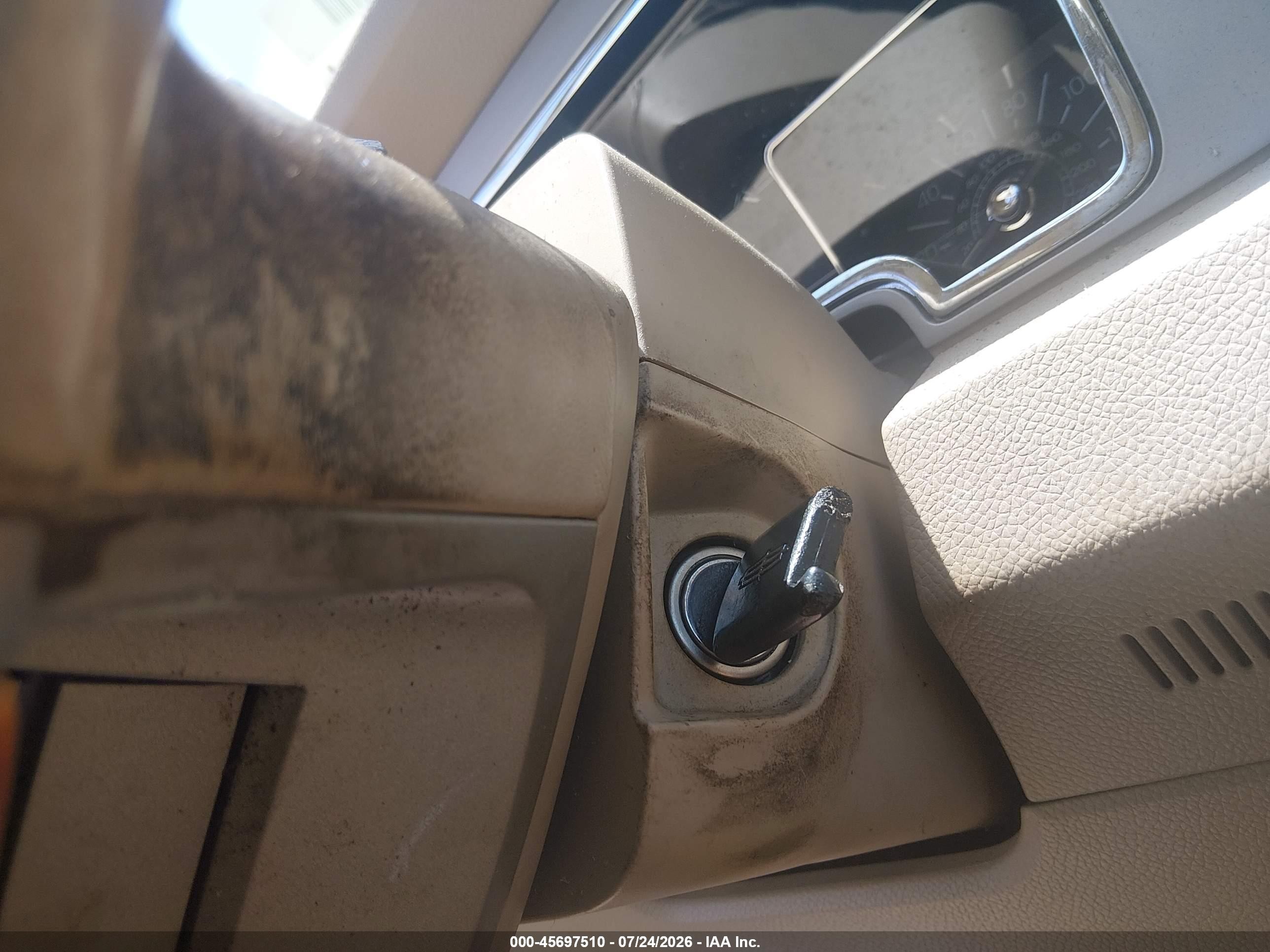 2007 Lincoln Navigator Ultimate Cream vin: 5LMFU275X7LJ20482
