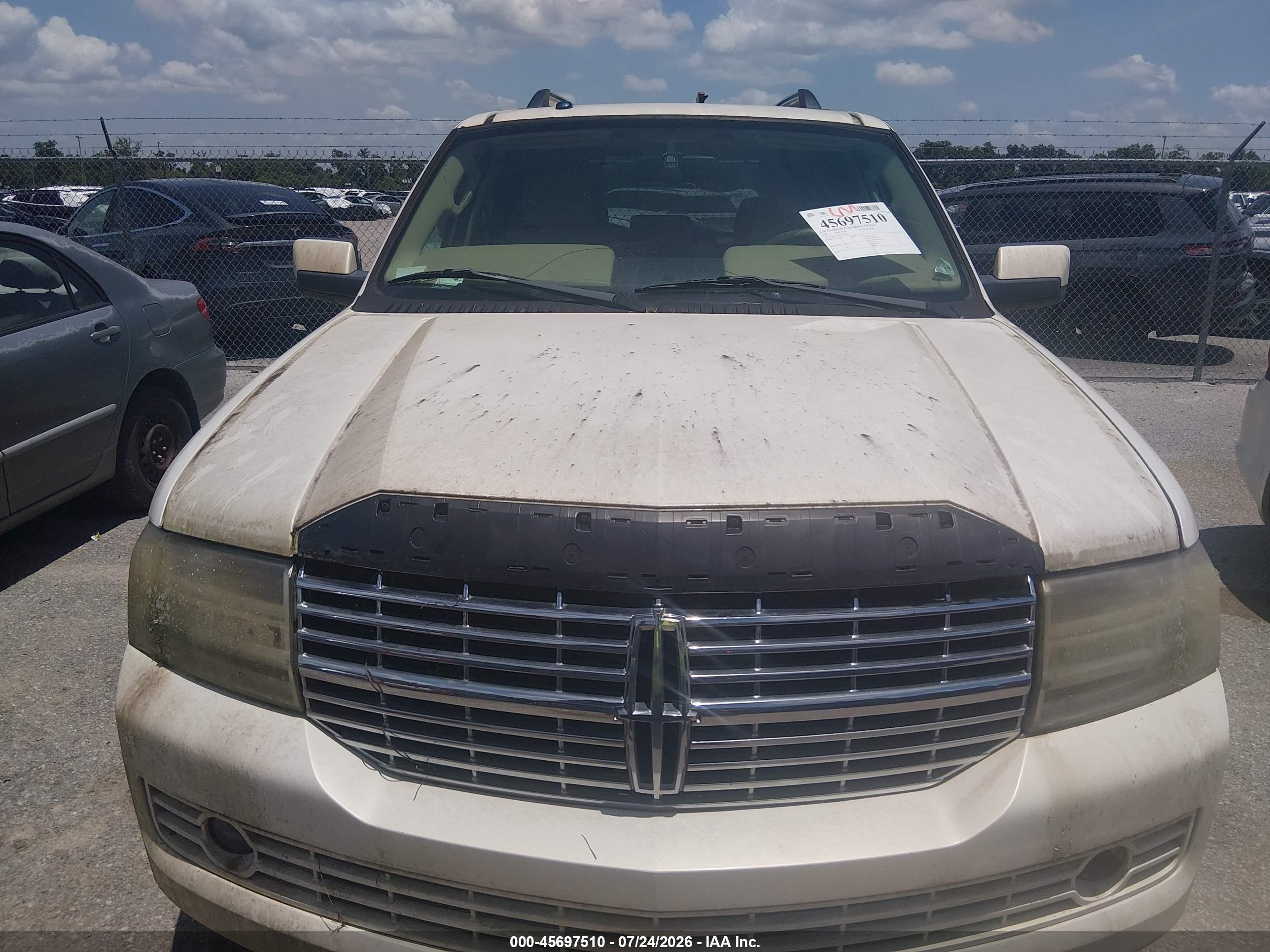 2007 Lincoln Navigator Ultimate Cream vin: 5LMFU275X7LJ20482