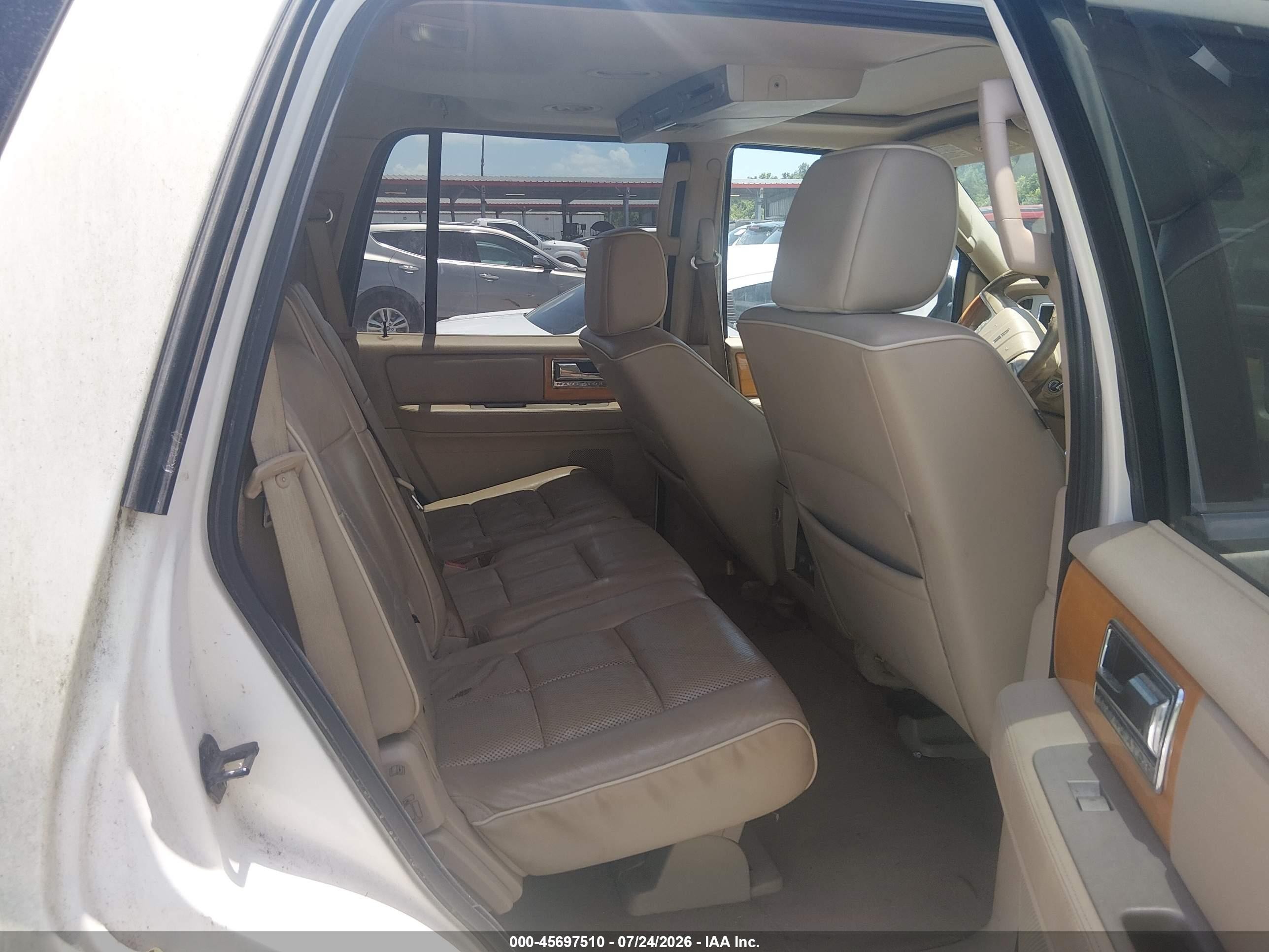 2007 Lincoln Navigator Ultimate Cream vin: 5LMFU275X7LJ20482