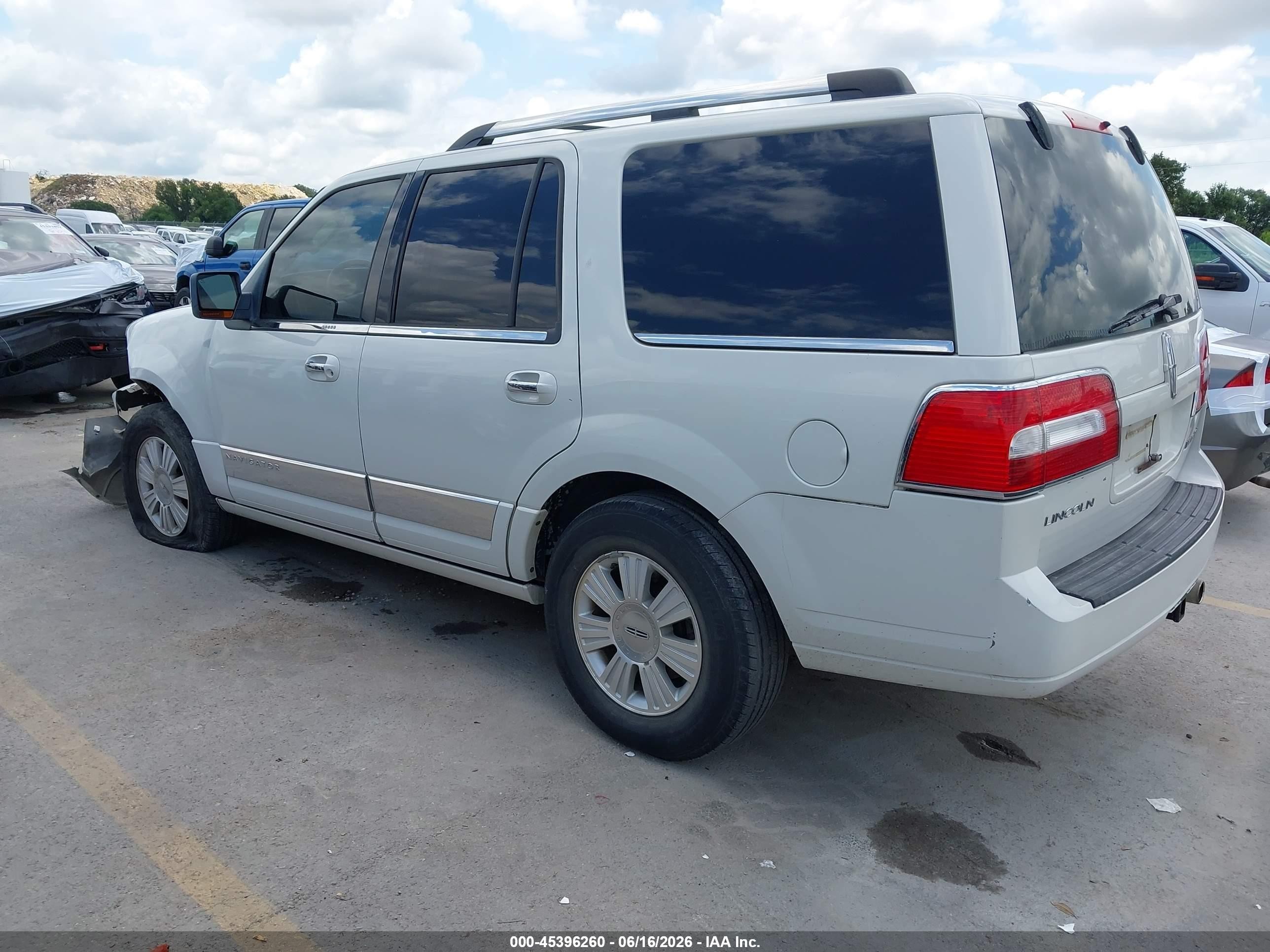 2008 Lincoln Navigator   White vin: 5LMFU275X8LJ10147