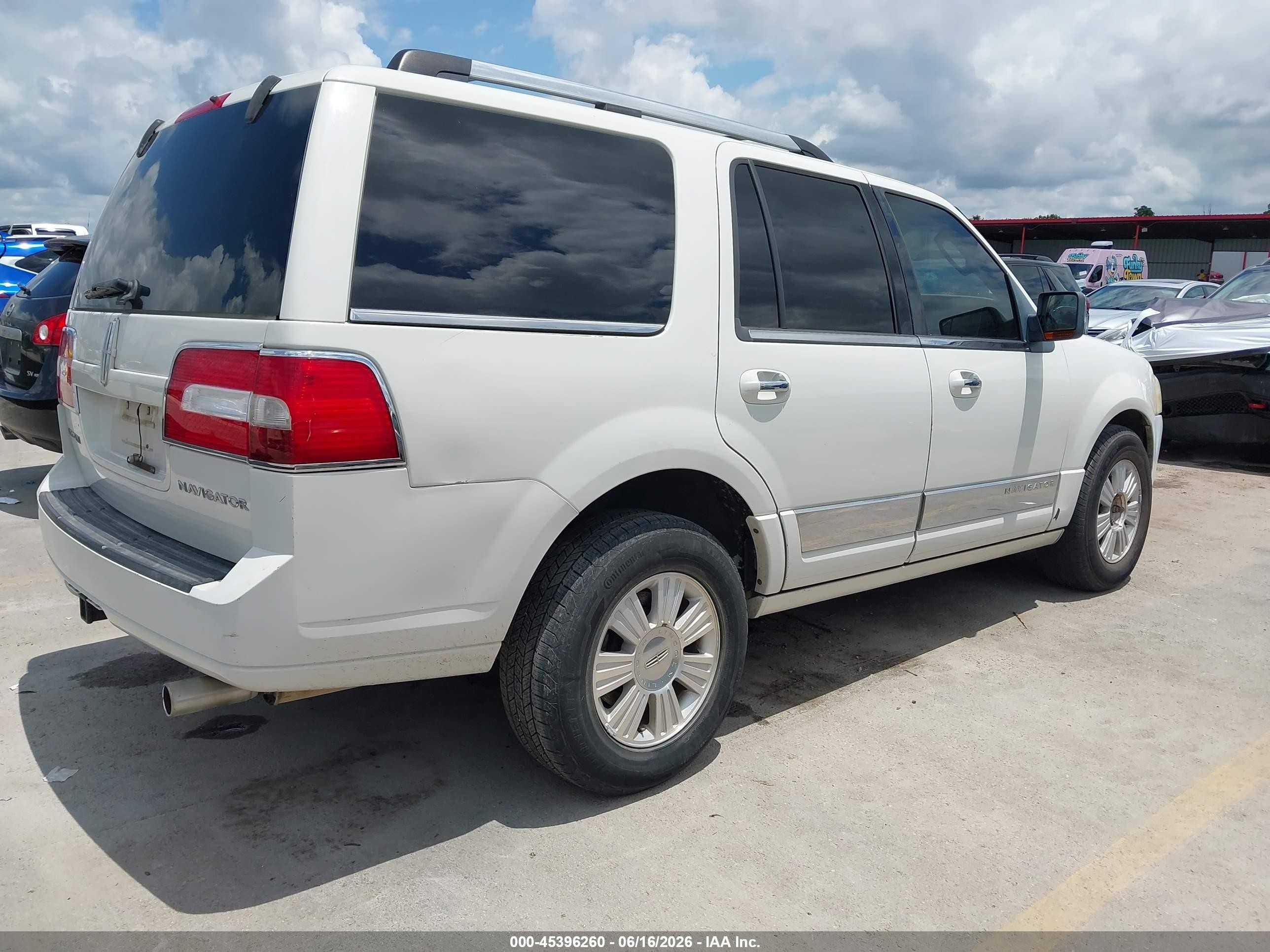 2008 Lincoln Navigator   White vin: 5LMFU275X8LJ10147