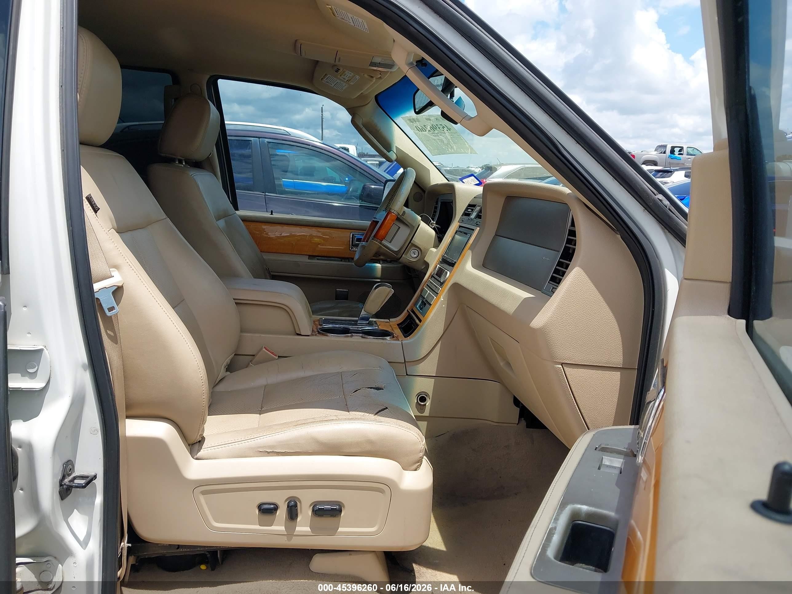 2008 Lincoln Navigator   White vin: 5LMFU275X8LJ10147