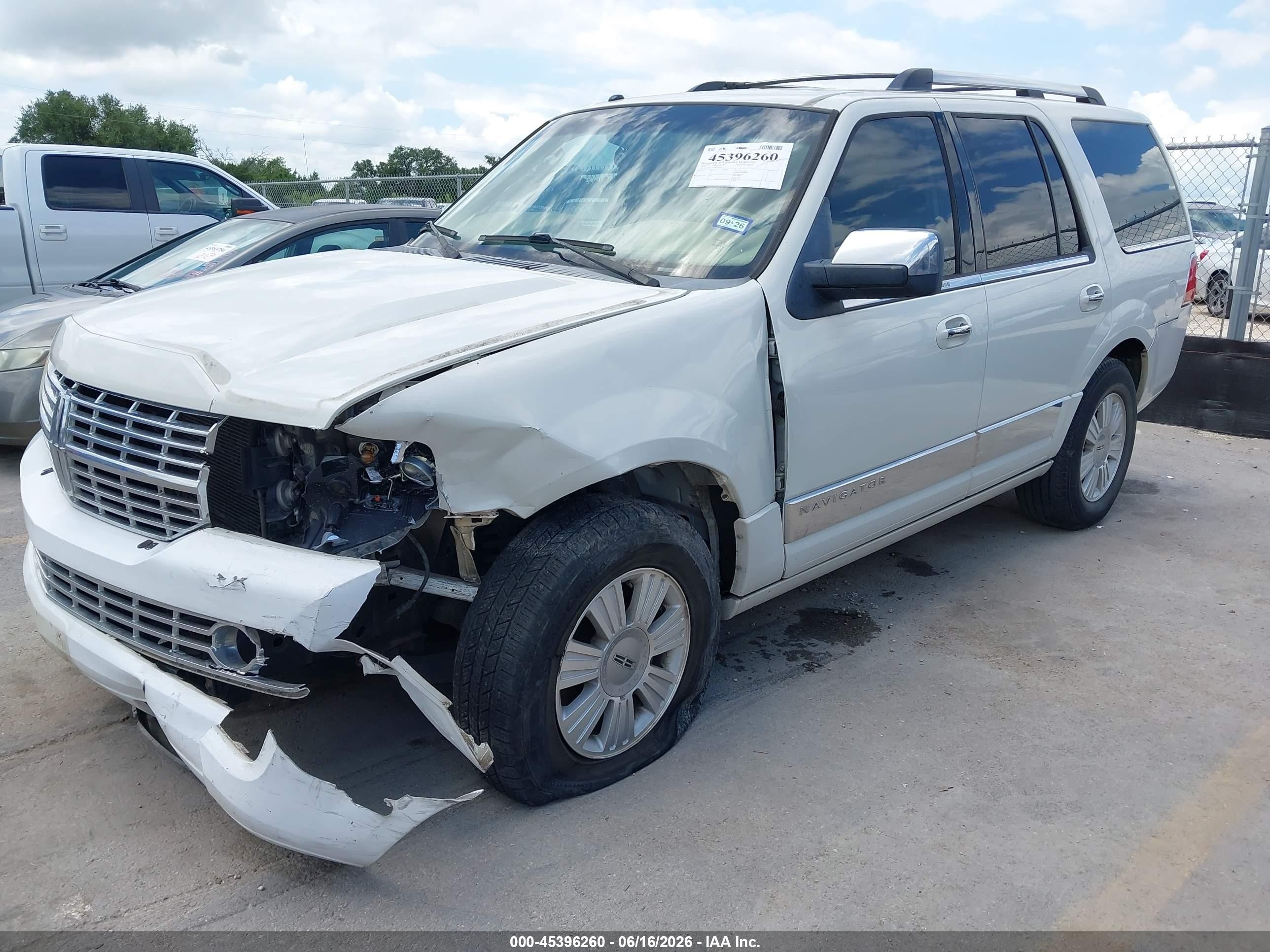 2008 Lincoln Navigator   White vin: 5LMFU275X8LJ10147