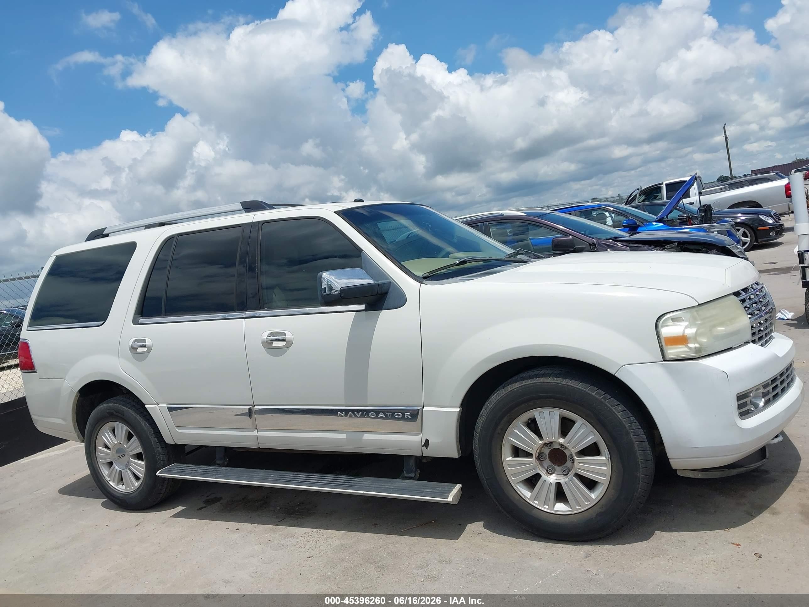 2008 Lincoln Navigator   White vin: 5LMFU275X8LJ10147