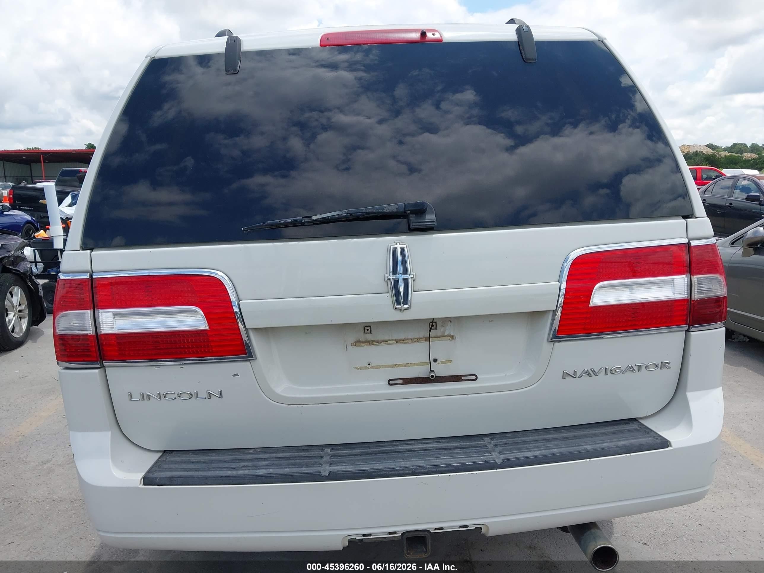 2008 Lincoln Navigator   White vin: 5LMFU275X8LJ10147
