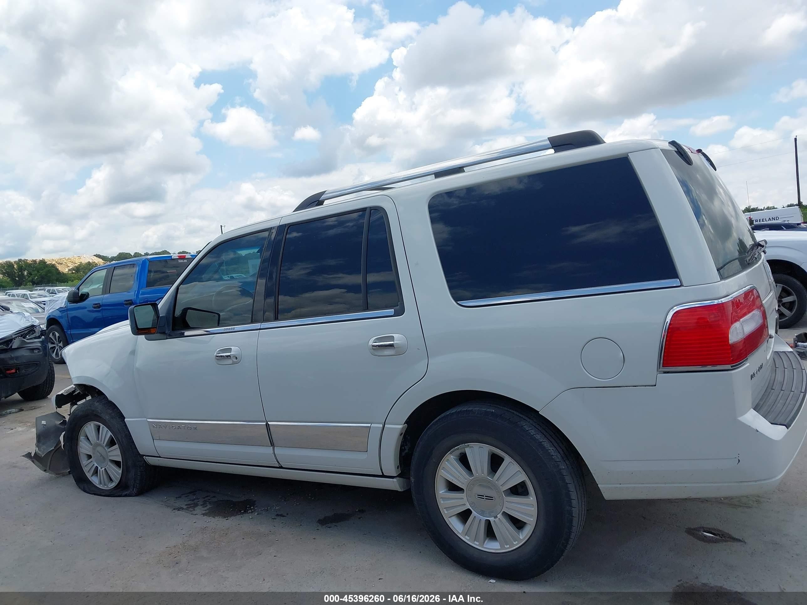 2008 Lincoln Navigator   White vin: 5LMFU275X8LJ10147