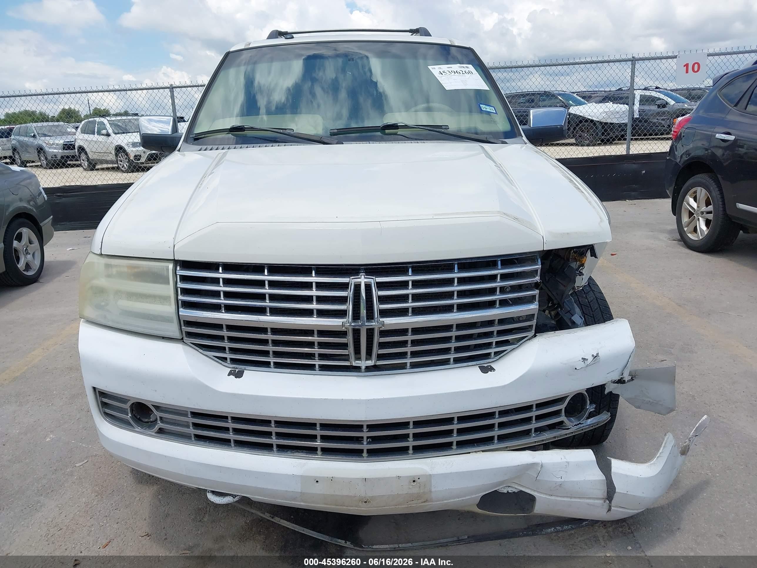 2008 Lincoln Navigator   White vin: 5LMFU275X8LJ10147
