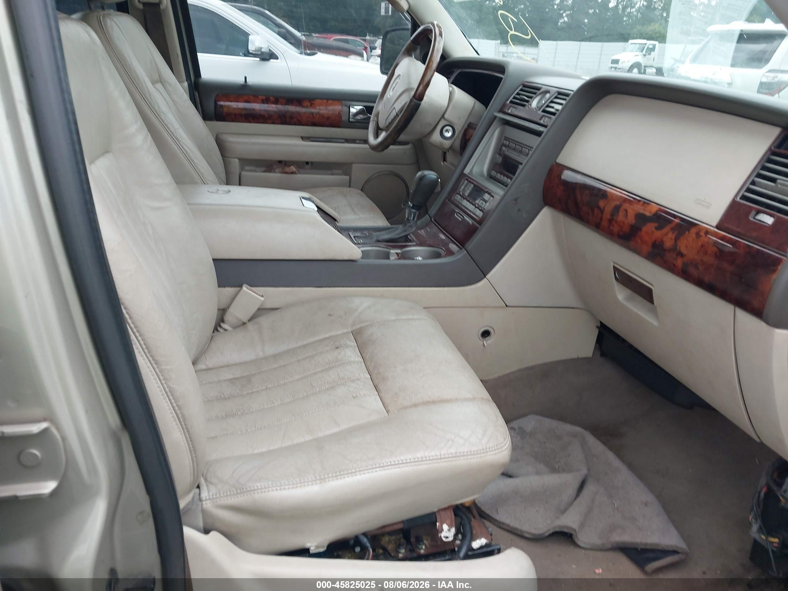 2004 Lincoln Navigator   Gold vin: 5LMFU27R04LJ04953