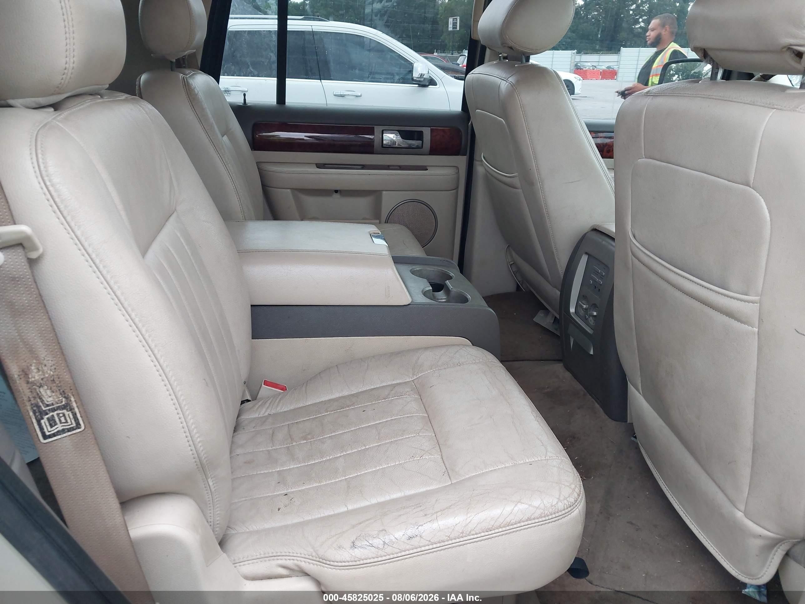 2004 Lincoln Navigator   Gold vin: 5LMFU27R04LJ04953