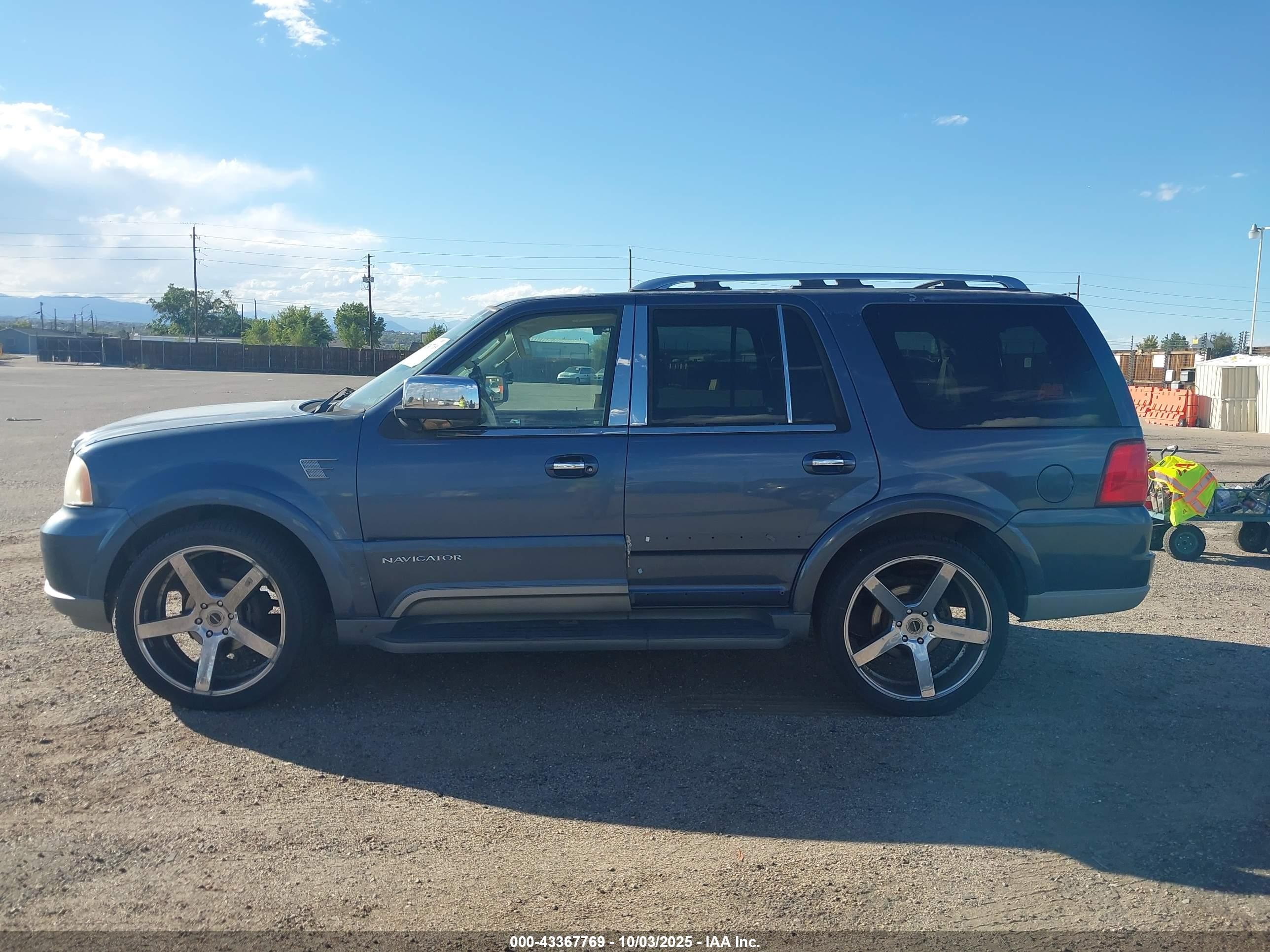 2003 Lincoln Navigator   Light Blue vin: 5LMFU27R23LJ48905