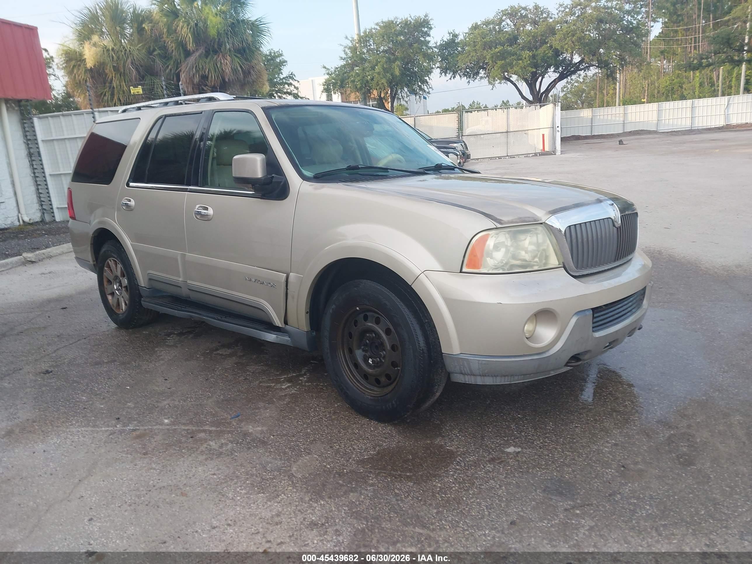 2004 Lincoln Navigator   Gold vin: 5LMFU27R34LJ31533