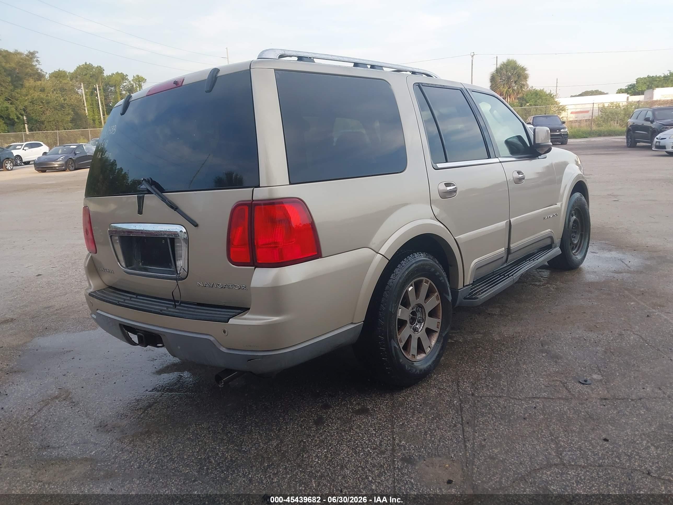 2004 Lincoln Navigator   Gold vin: 5LMFU27R34LJ31533