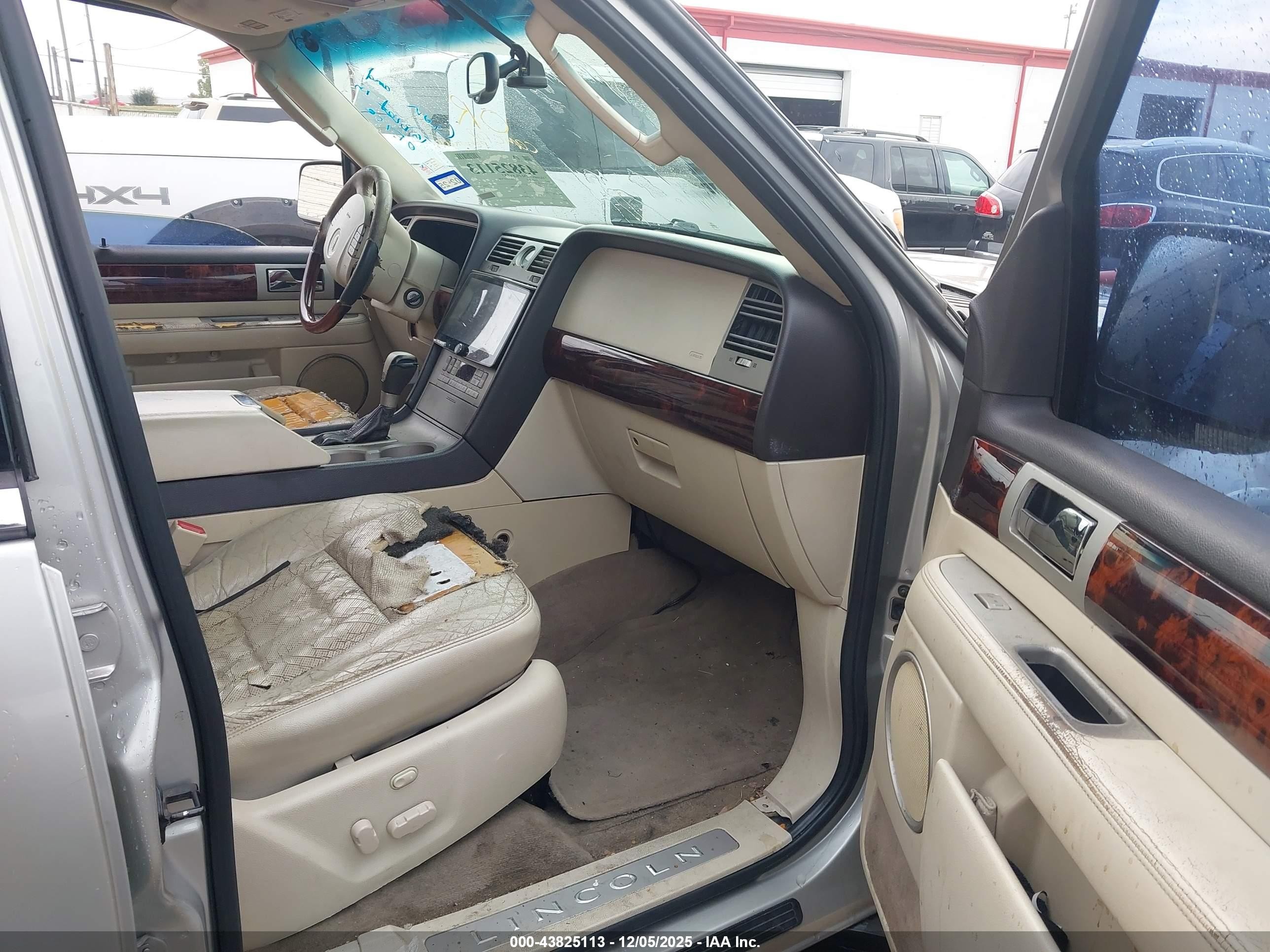 2003 Lincoln Navigator   Silver vin: 5LMFU27R43LJ06395