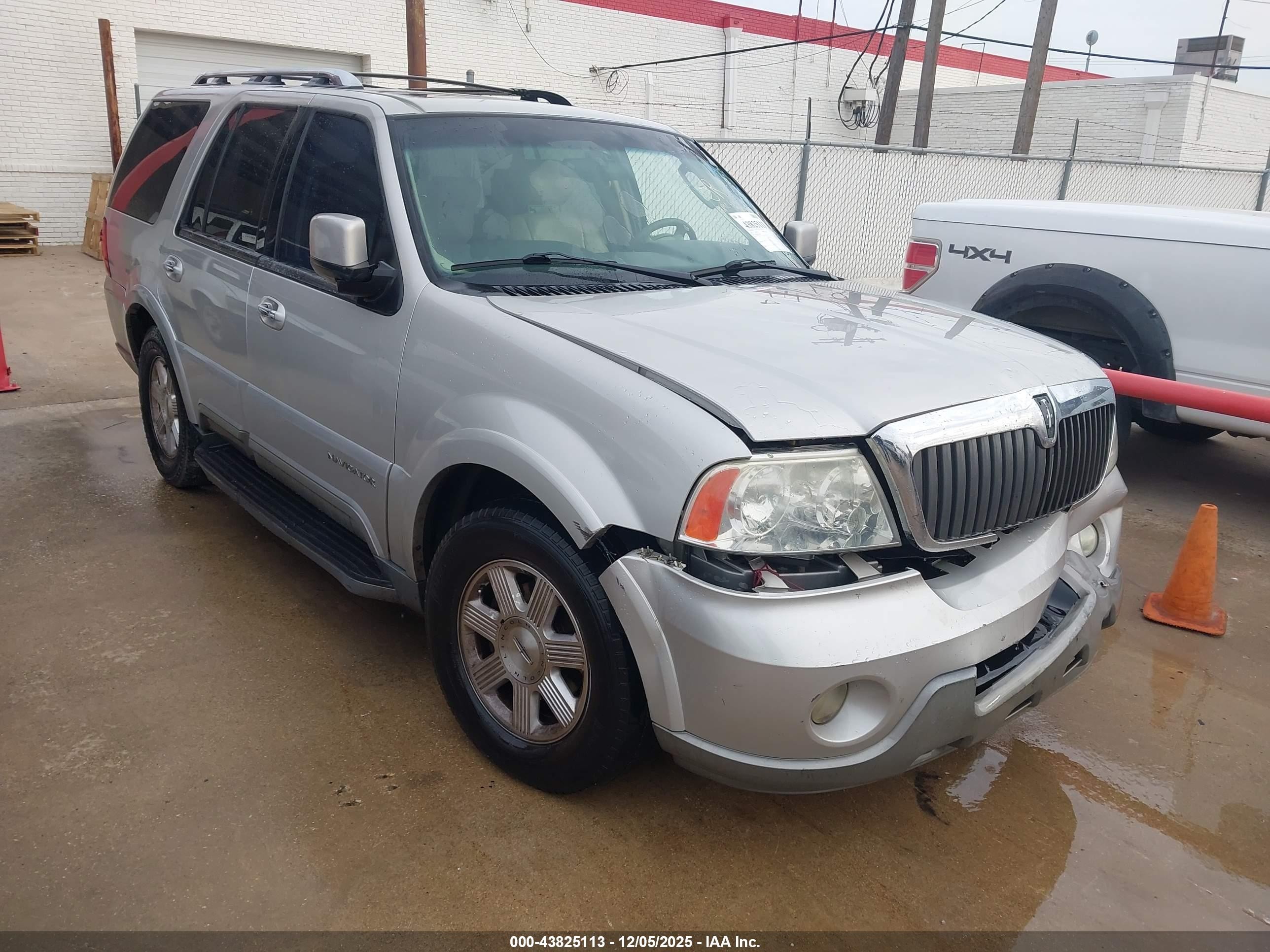 2003 Lincoln Navigator   Silver vin: 5LMFU27R43LJ06395