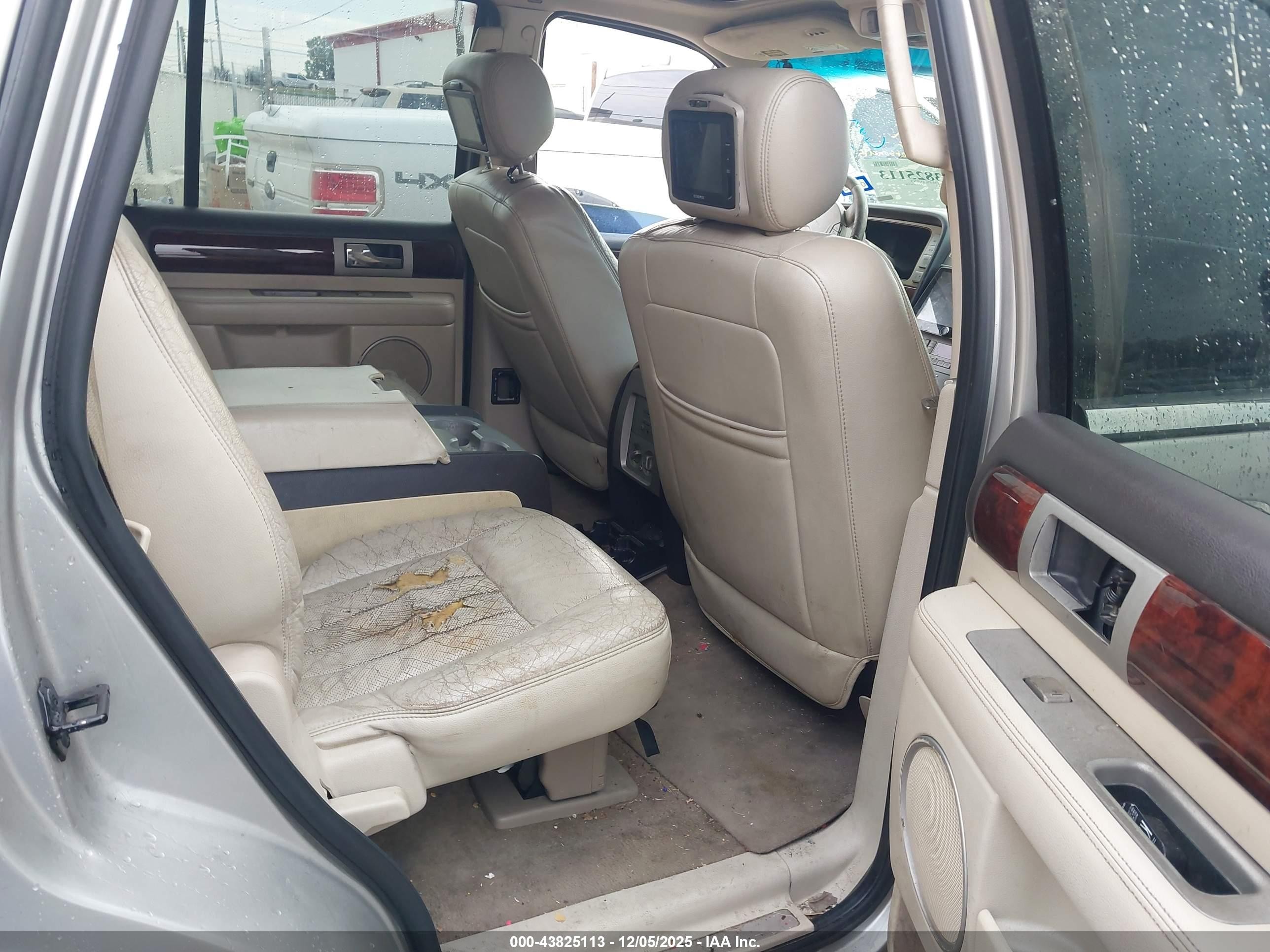 2003 Lincoln Navigator   Silver vin: 5LMFU27R43LJ06395