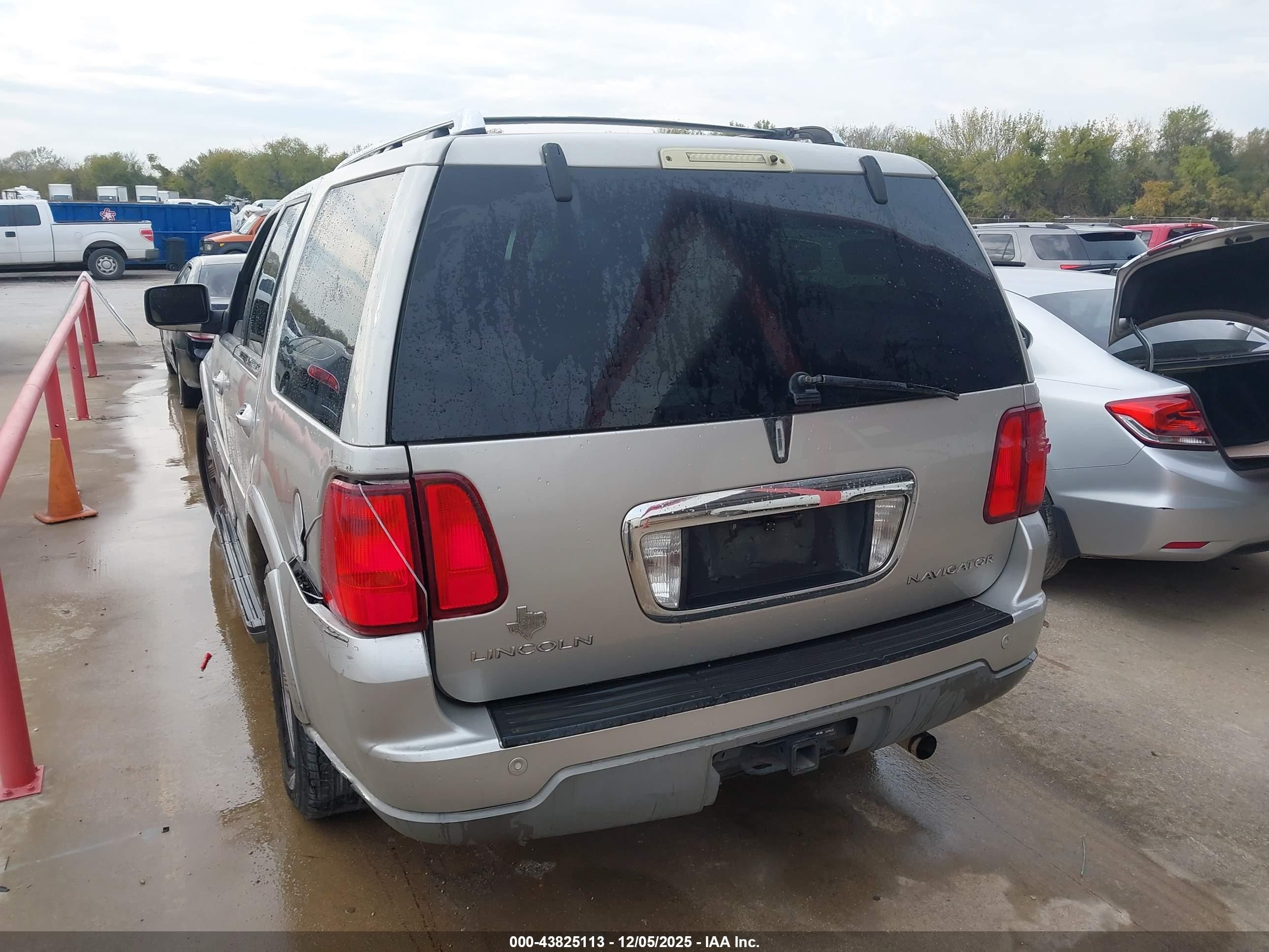 2003 Lincoln Navigator   Silver vin: 5LMFU27R43LJ06395