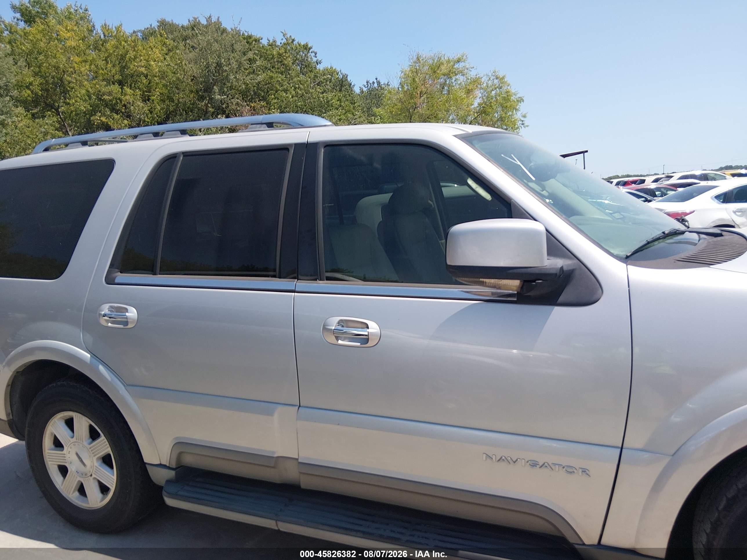 2004 Lincoln Navigator   Silver vin: 5LMFU27R44LJ03501