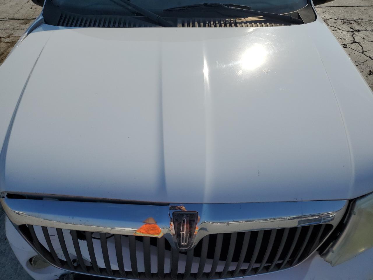 2004 Lincoln Navigator White vin: 5LMFU27R54LJ26348