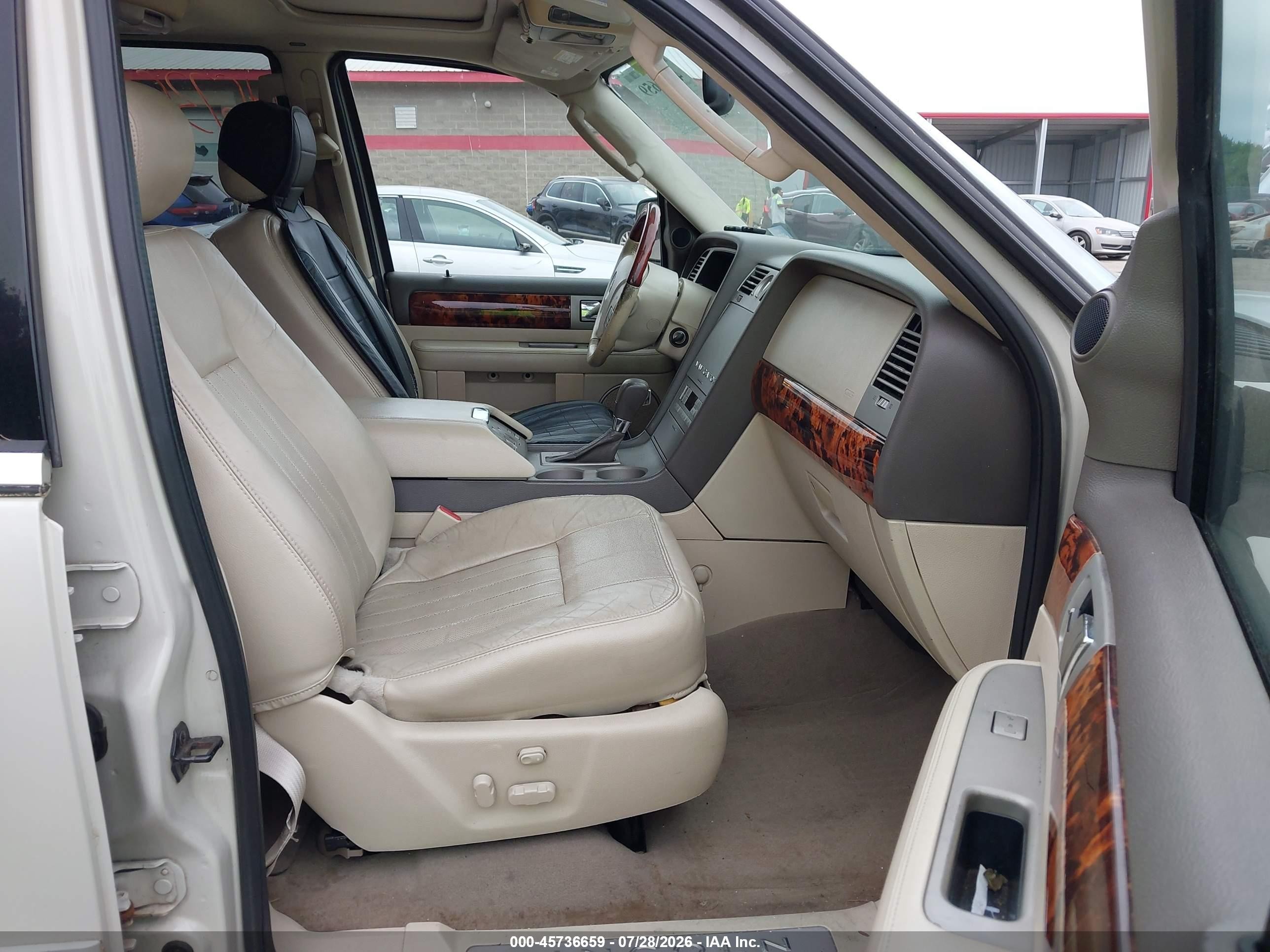 2004 Lincoln Navigator Кремовый vin: 5LMFU27R54LJ40170
