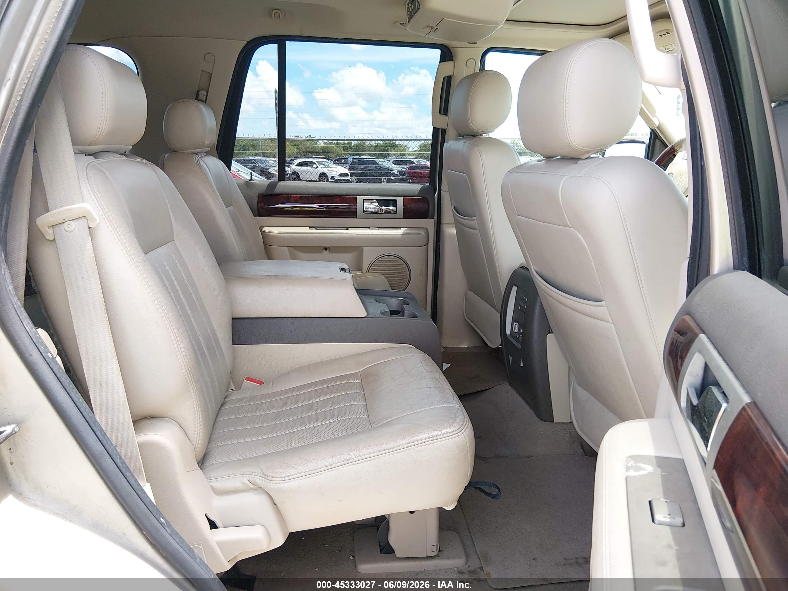 2004 Lincoln Navigator   Beige vin: 5LMFU27R74LJ31518