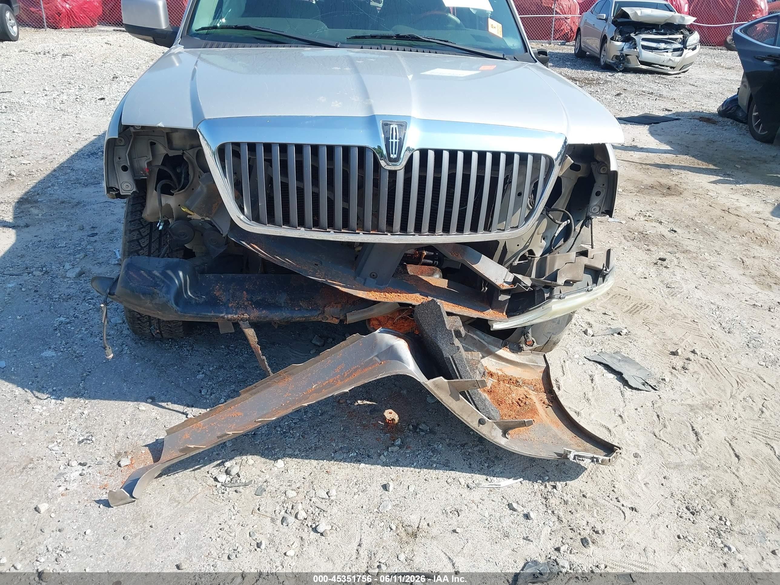 2004 Lincoln Navigator   Silver vin: 5LMFU27R74LJ36461