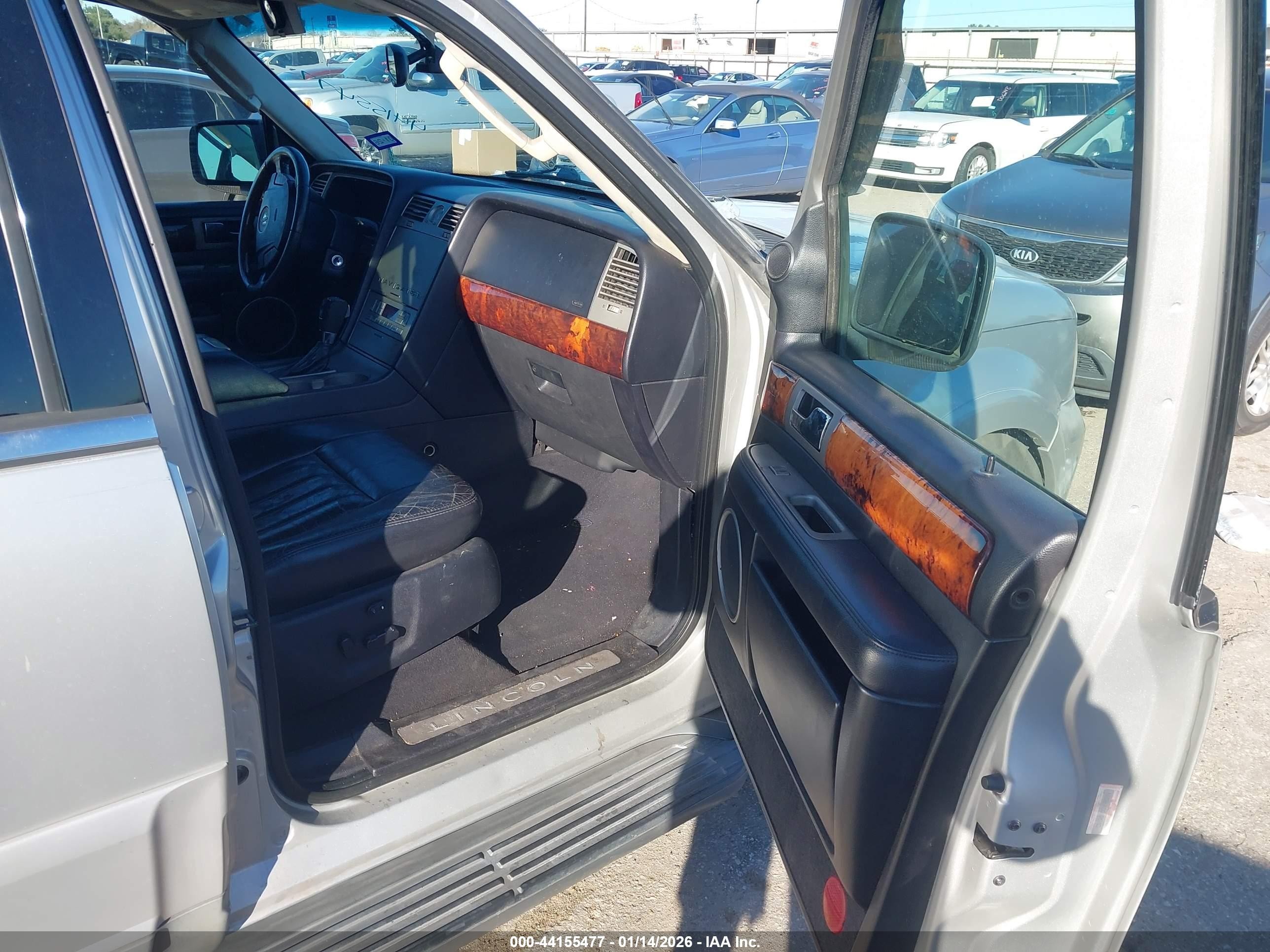 2003 Lincoln Navigator   Silver vin: 5LMFU27R83LJ45216