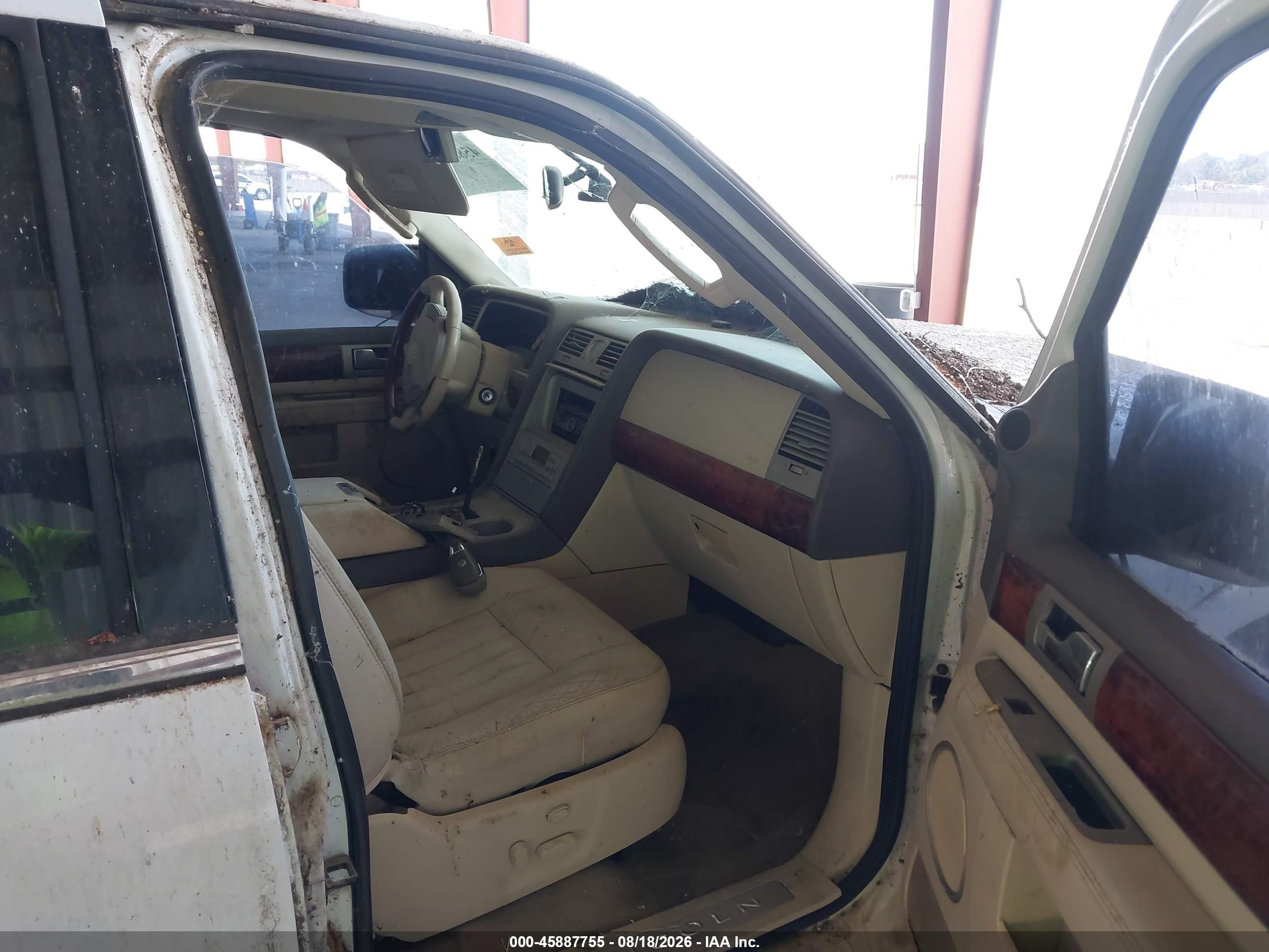 2004 Lincoln Navigator   White vin: 5LMFU27R84LJ31608