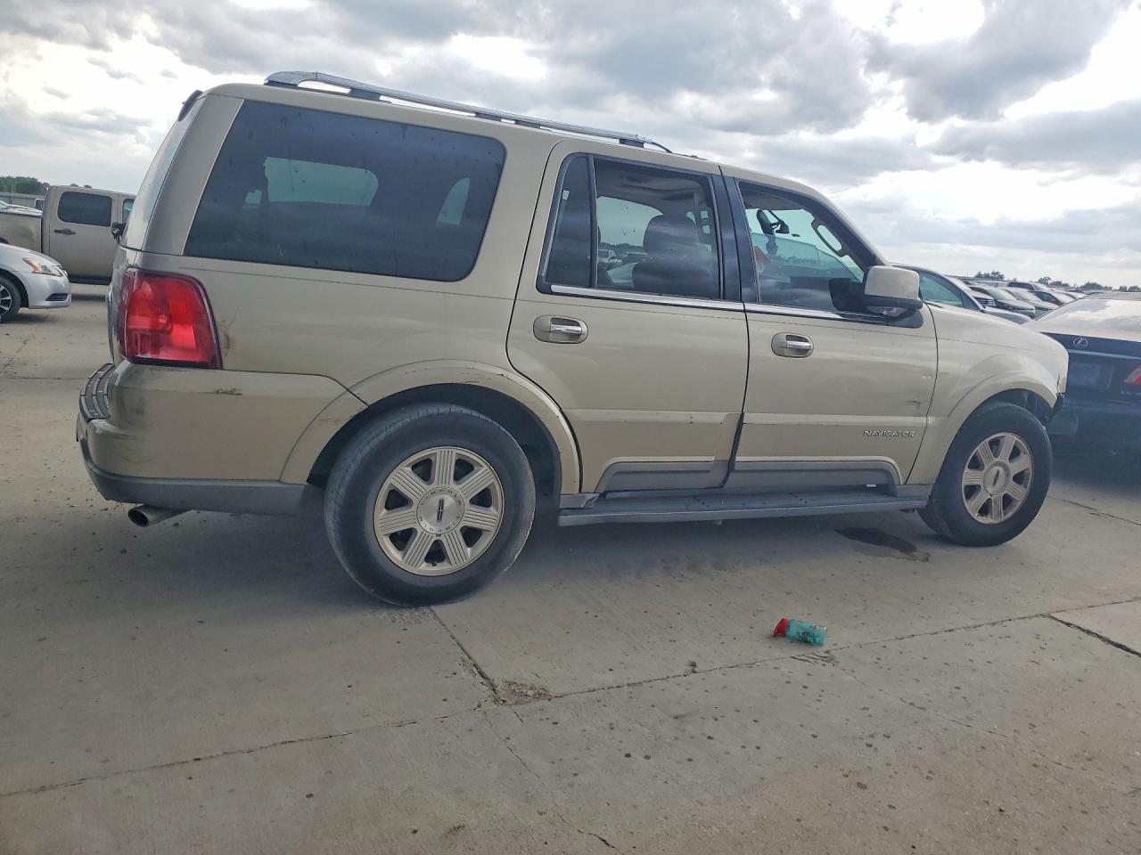 2004 Lincoln Navigator Gold vin: 5LMFU27R94LJ16700