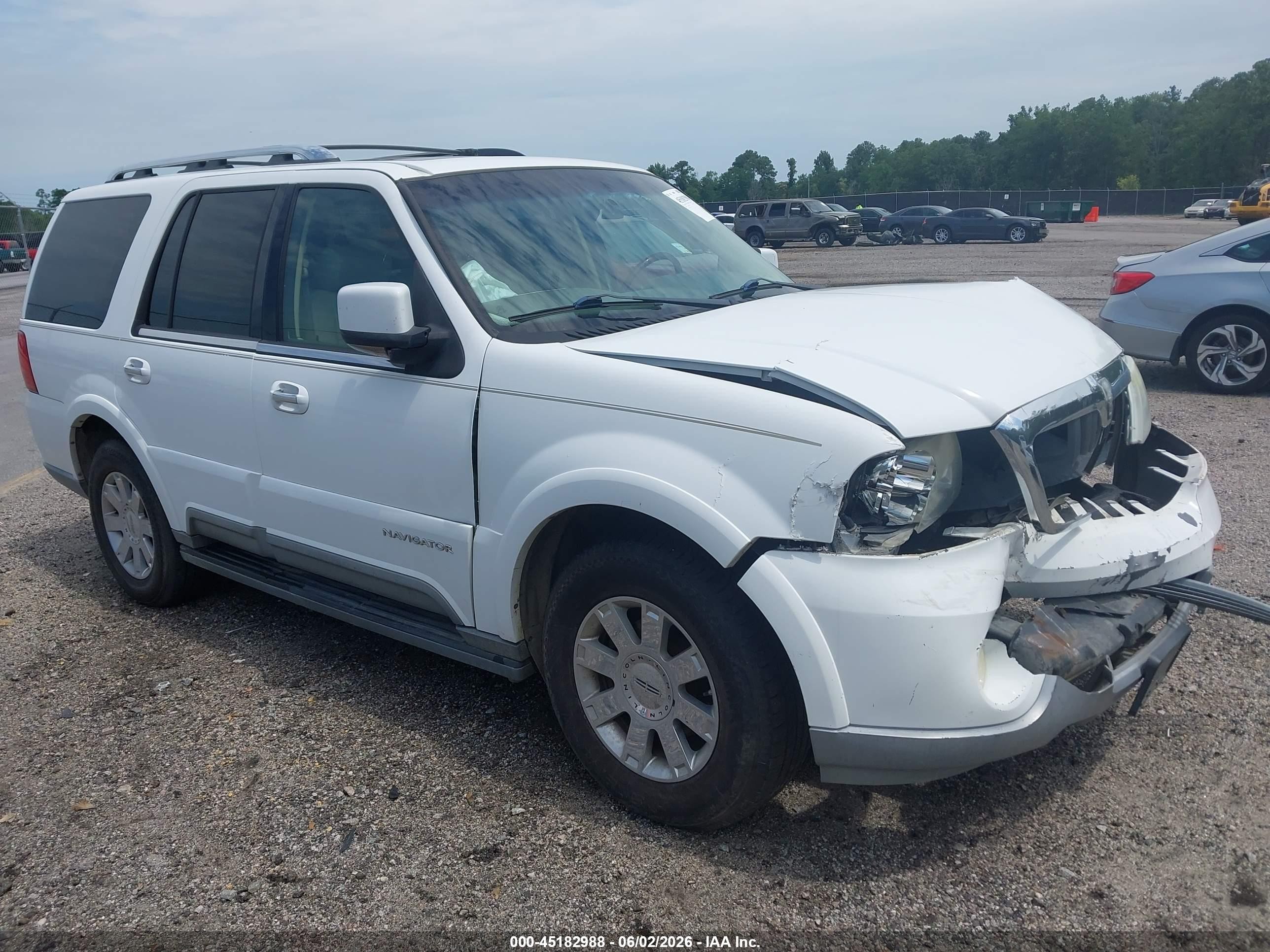 2004 Lincoln Navigator   White vin: 5LMFU27RX4LJ41170