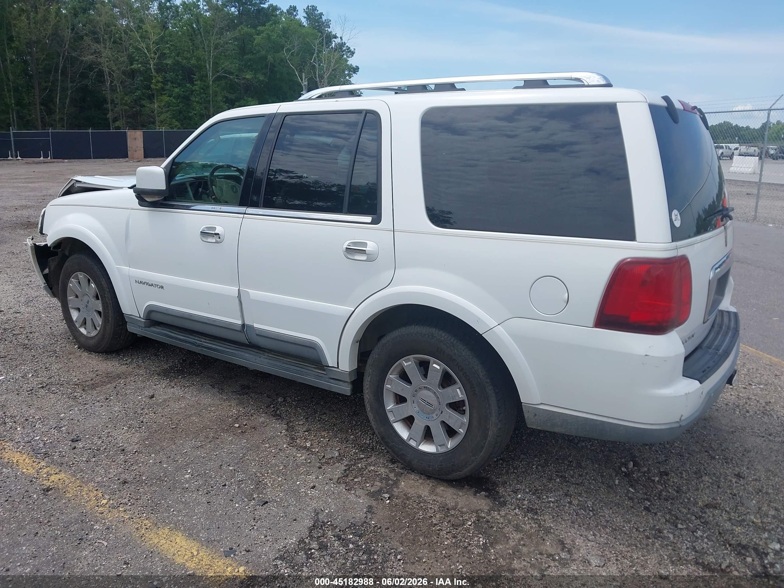 2004 Lincoln Navigator   White vin: 5LMFU27RX4LJ41170