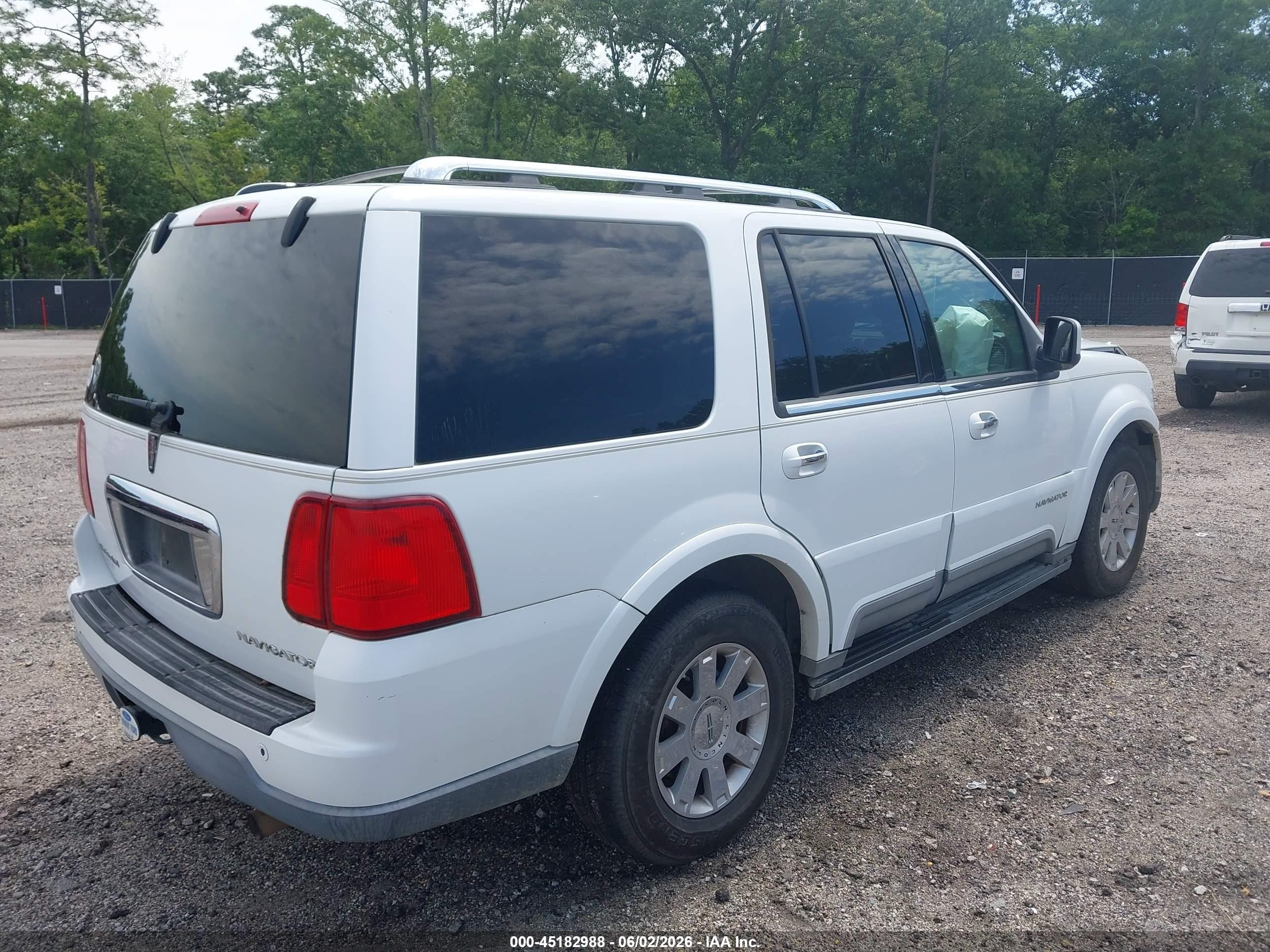 2004 Lincoln Navigator   White vin: 5LMFU27RX4LJ41170