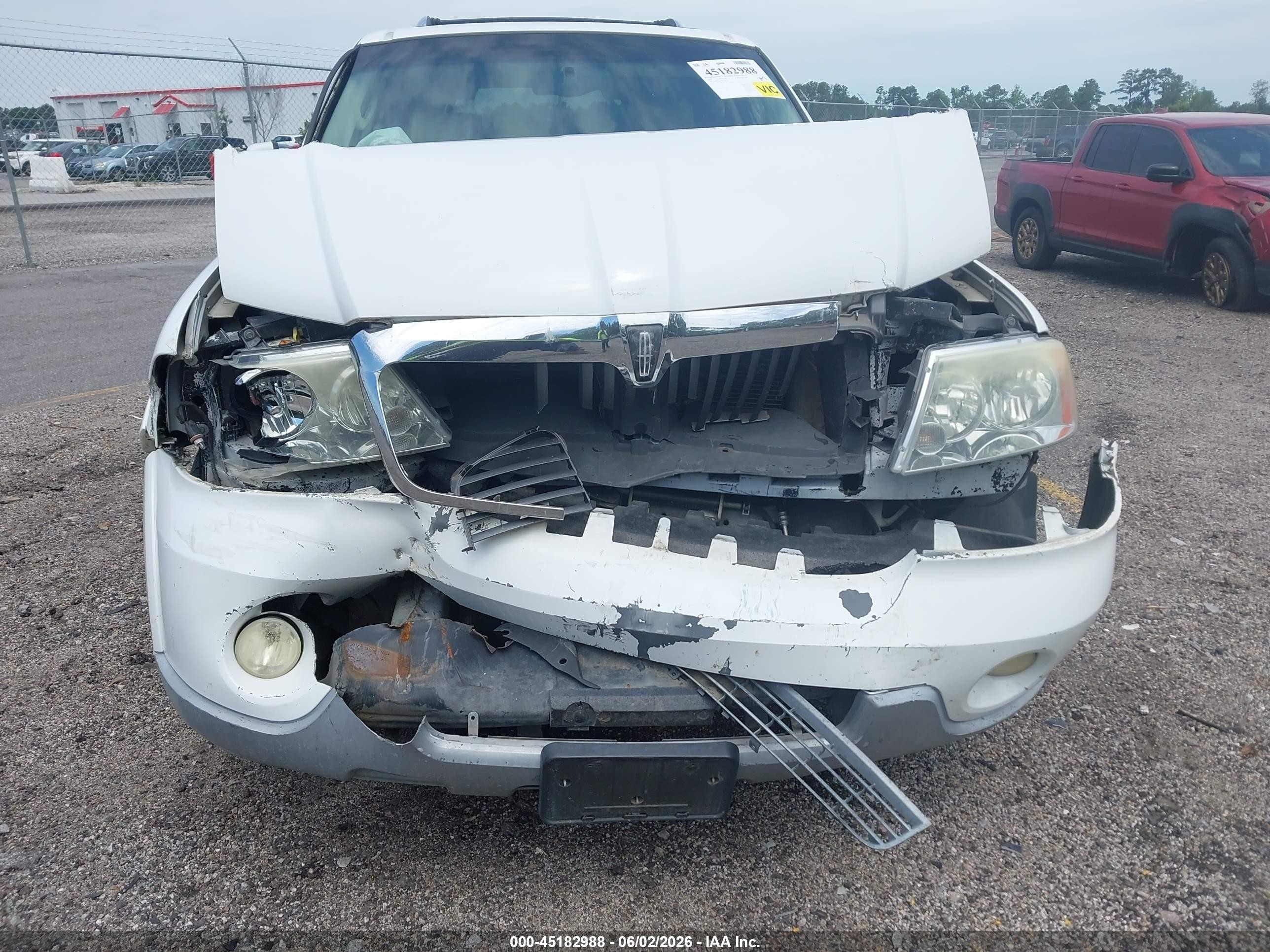 2004 Lincoln Navigator   White vin: 5LMFU27RX4LJ41170