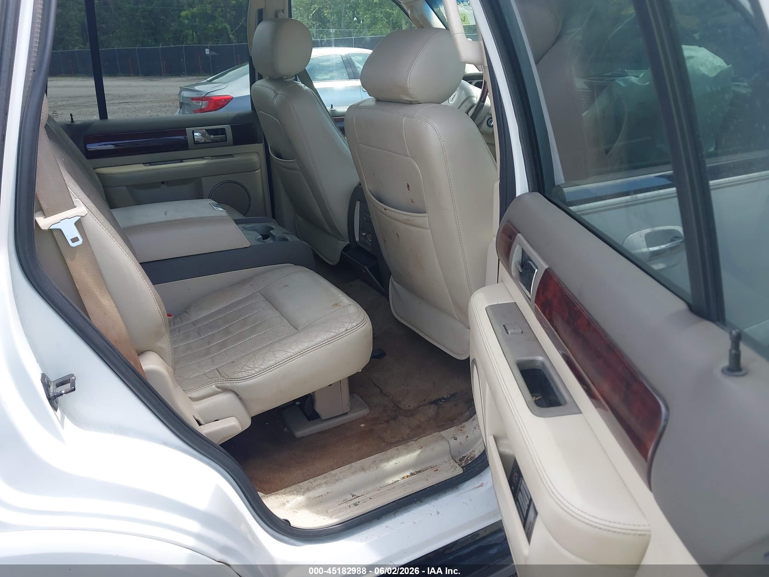 2004 Lincoln Navigator   White vin: 5LMFU27RX4LJ41170
