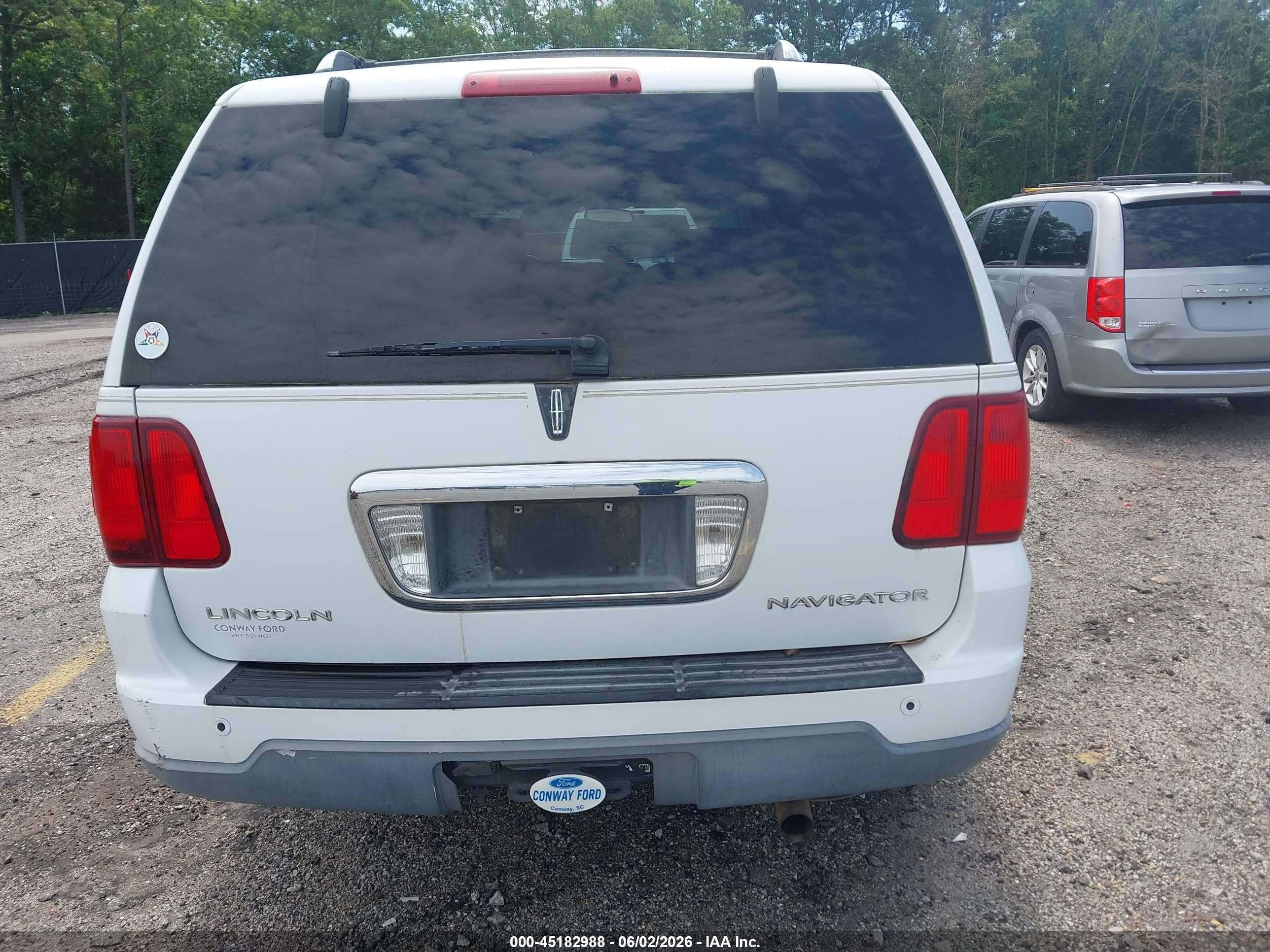 2004 Lincoln Navigator   White vin: 5LMFU27RX4LJ41170